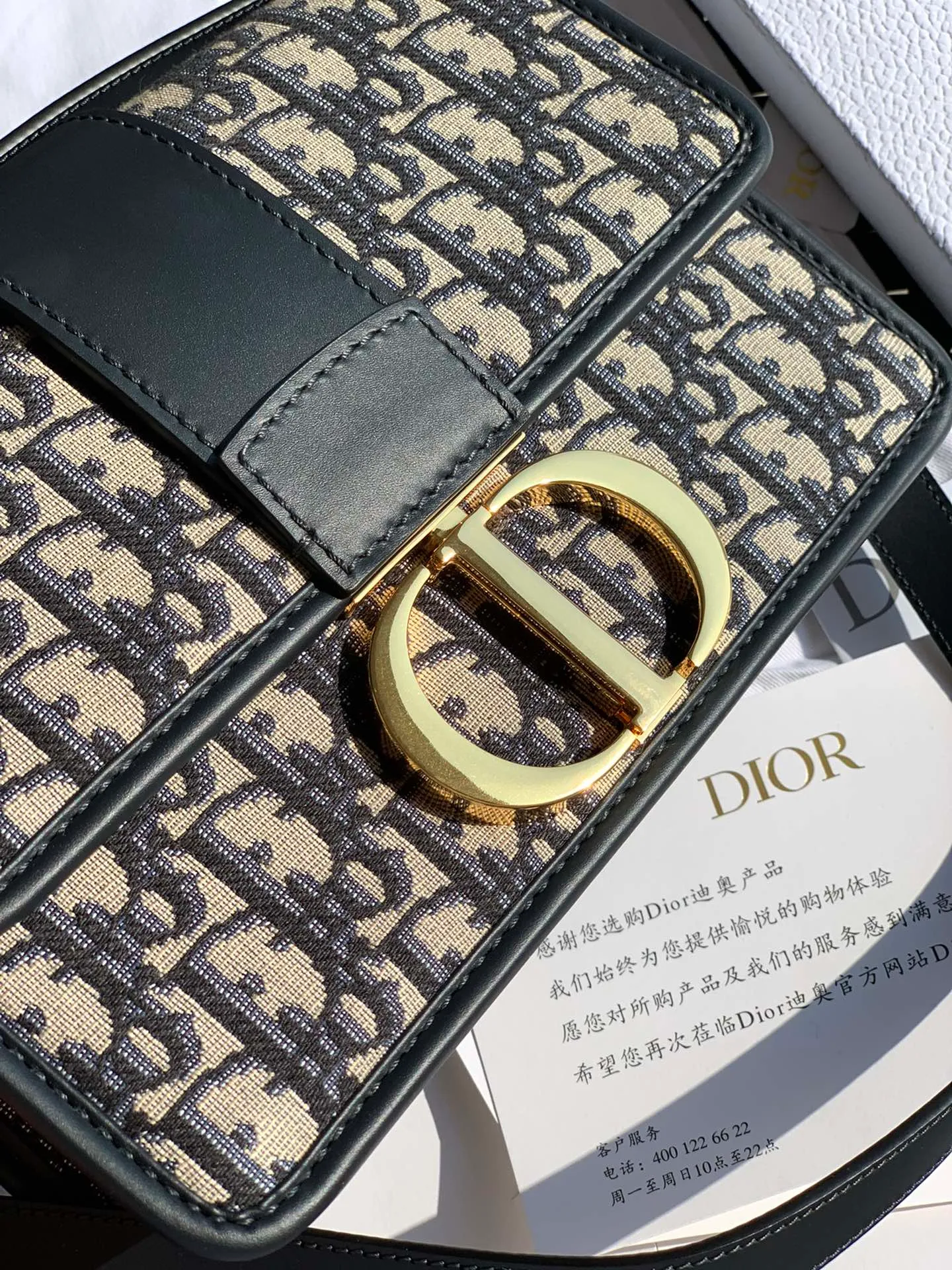 Top upgraded version 💰1500 Dimensions 24 x 17 x 8 CM This bag lover must be familiar with it! D’s popular Montaigne bag, a bag owned by celebrities and fashionistas! We have sold a lot of this bag. The shape of the entire bag, the unique 3D effect of the Oblique jacquard canvas, the high-grade imported brass hardware buckles, and every inch of wiring are the same as those at the counters! Dear friends, you can feel the quality by taking a look at the real photos. The price of this product will be very high after it changes hands. Good products have their own temperament!