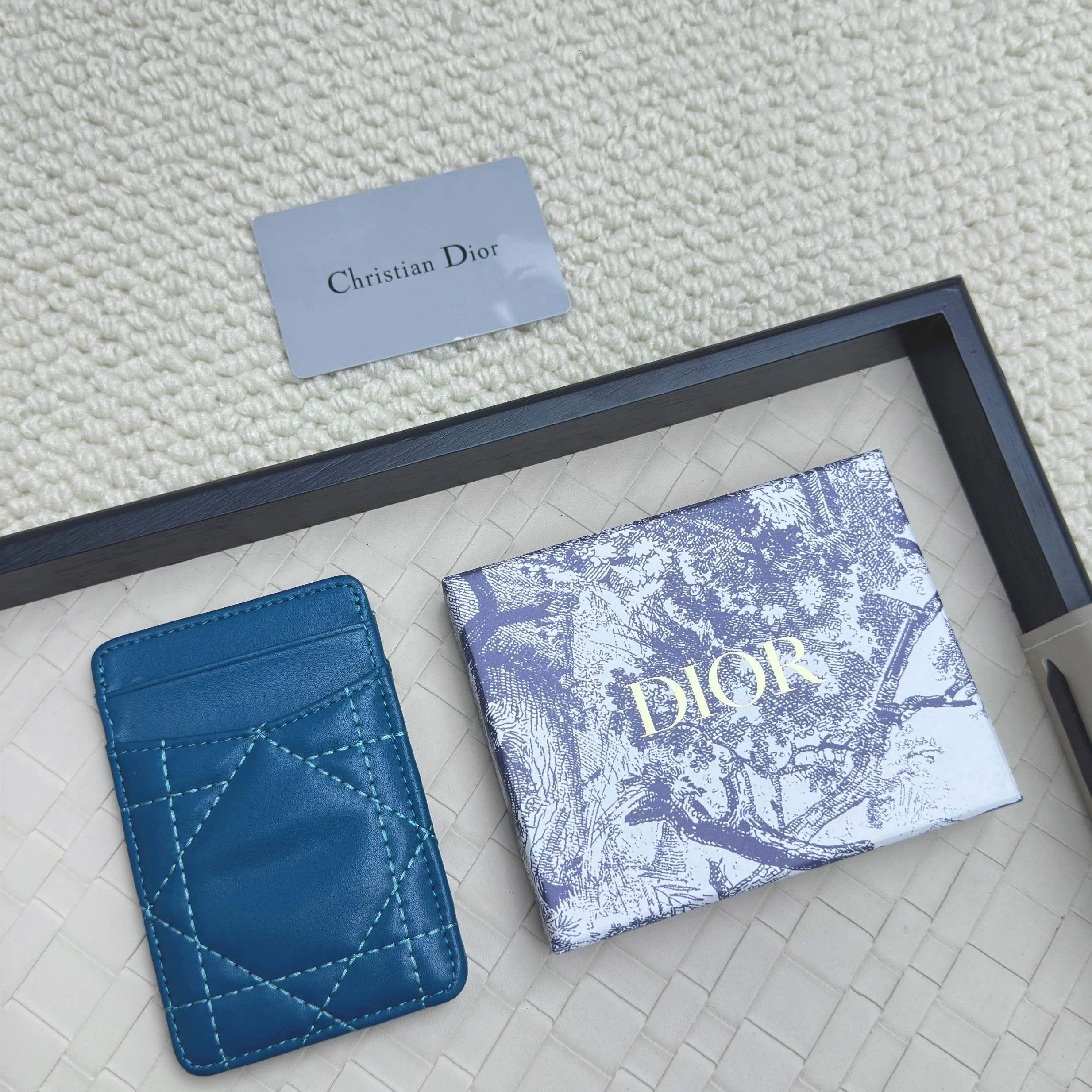 💰100 Dior's new card holder Size: 11*7.5*1, model 2379. It is carefully made of soft cowhide, decorated with cannage pattern topstitching, and embellished with the "CD" logo on the front. Elegant and refined,