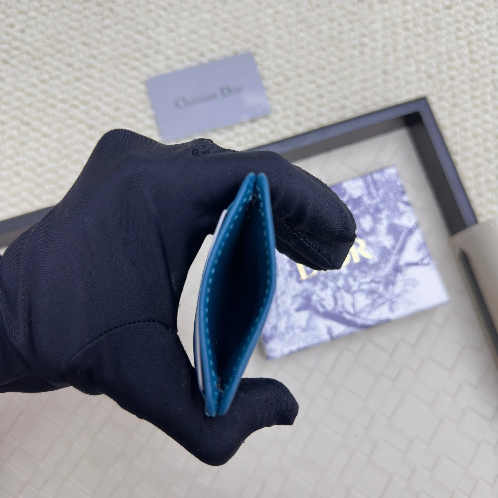 💰100 Dior's new card holder Size: 11*7.5*1, model 2379. It is carefully made of soft cowhide, decorated with cannage pattern topstitching, and embellished with the "CD" logo on the front. Elegant and refined,
