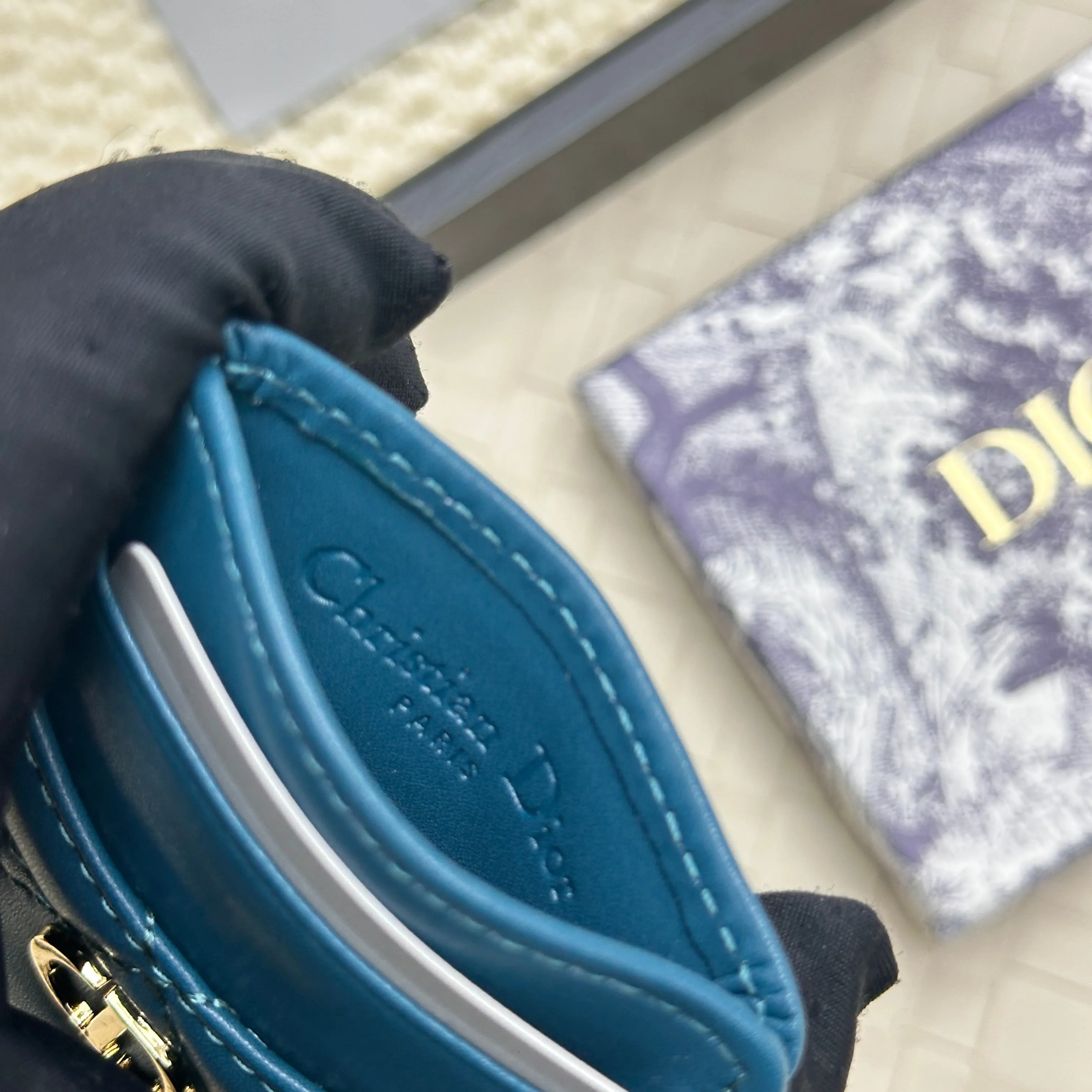 💰100 Dior's new card holder Size: 11*7.5*1, model 2379. It is carefully made of soft cowhide, decorated with cannage pattern topstitching, and embellished with the "CD" logo on the front. Elegant and refined,