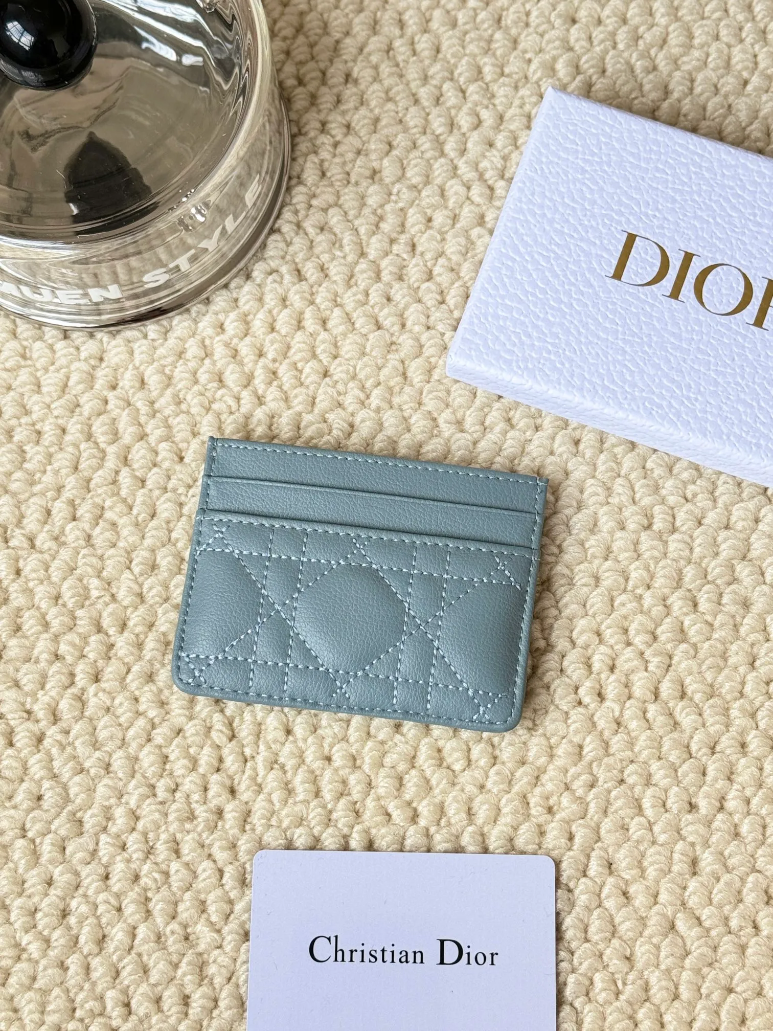 💰100 No.: S5130 Carefully crafted from soft cowhide, decorated with cannage pattern topstitching and embellished with the "CD" logo on the front. Elegant and sophisticated, it has five card slots and is suitable for various occasions. Size: 10.5*7.5cm Dior Caro five-compartment card holder is a new product this season, elegant and practical.
