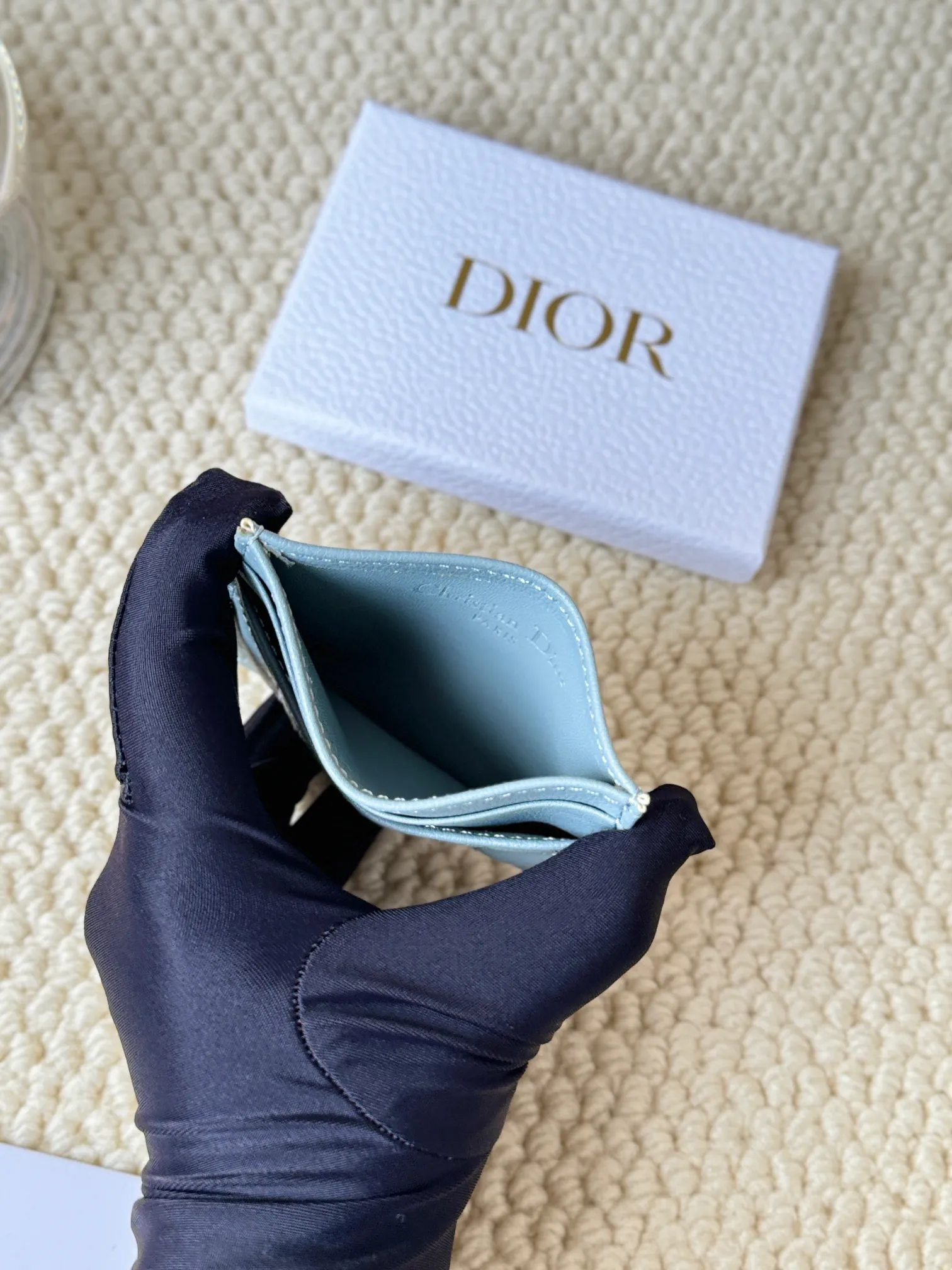 💰100 No.: S5130 Carefully crafted from soft cowhide, decorated with cannage pattern topstitching and embellished with the "CD" logo on the front. Elegant and sophisticated, it has five card slots and is suitable for various occasions. Size: 10.5*7.5cm Dior Caro five-compartment card holder is a new product this season, elegant and practical.