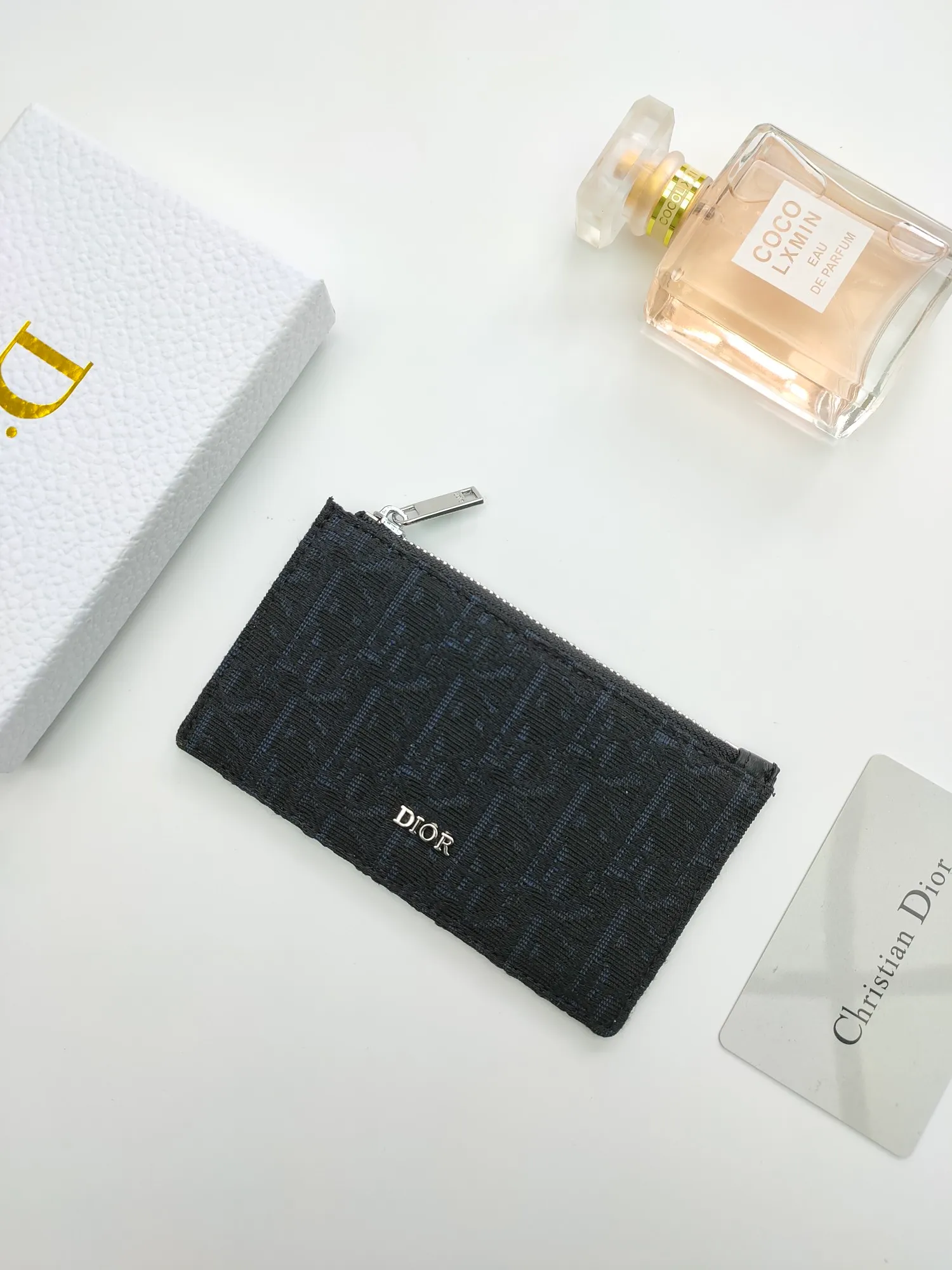 ￥100💰 The Dior zipper card holder is carefully made of Oblique printed fabric👏🏻 Decorated with black grained cow leather and "DIOR" logo🌺 There is a zipper compartment on the top and four card slots on the back. Style number: 250 Size: 13.2*7.5cm