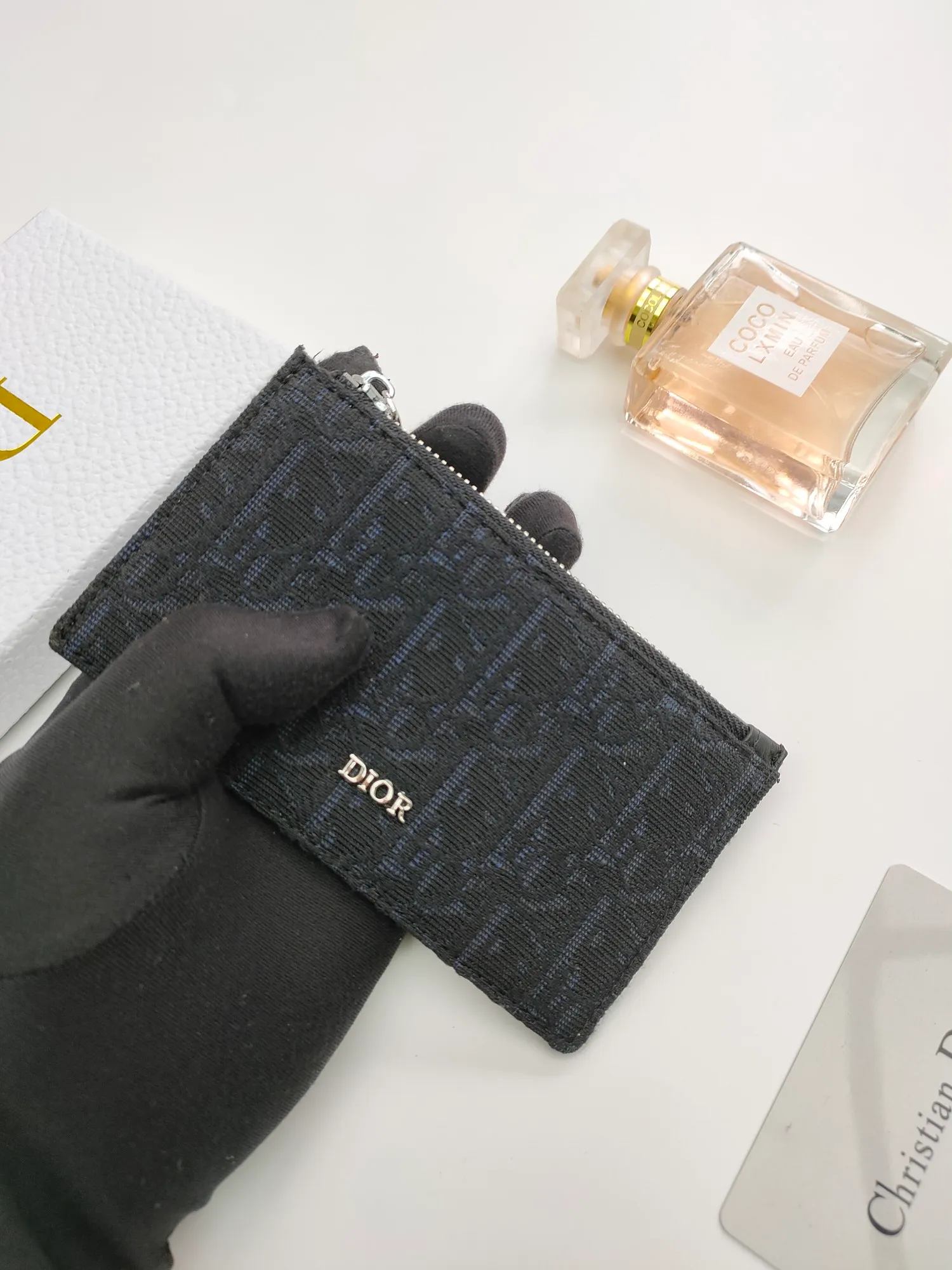 ￥100💰 The Dior zipper card holder is carefully made of Oblique printed fabric👏🏻 Decorated with black grained cow leather and "DIOR" logo🌺 There is a zipper compartment on the top and four card slots on the back. Style number: 250 Size: 13.2*7.5cm