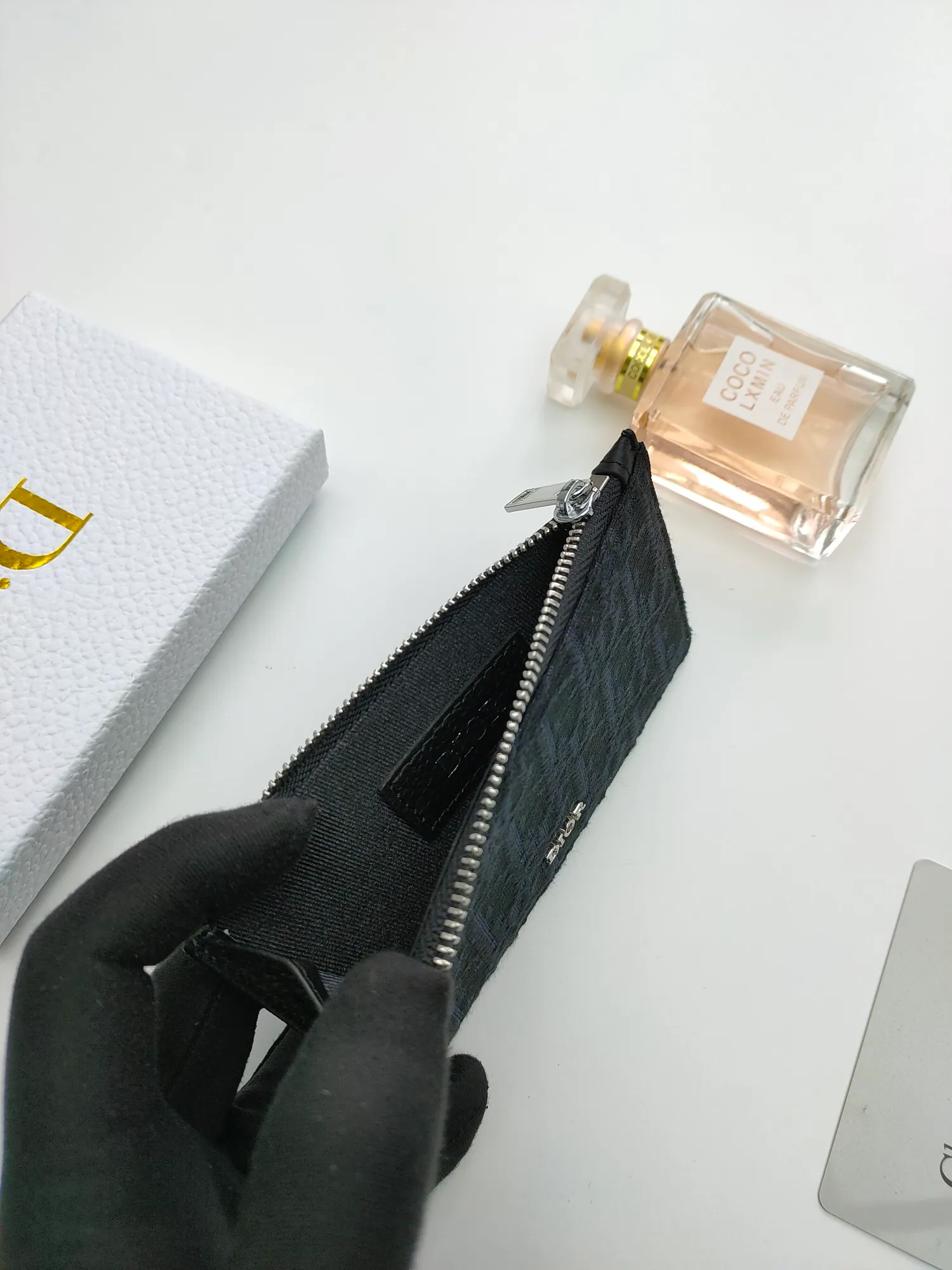 ￥100💰 The Dior zipper card holder is carefully made of Oblique printed fabric👏🏻 Decorated with black grained cow leather and "DIOR" logo🌺 There is a zipper compartment on the top and four card slots on the back. Style number: 250 Size: 13.2*7.5cm