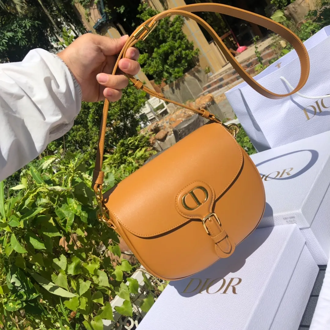 Top upgraded version 💰1760 Medium size: 22×17×6cm Dior Bobby’s new product is available from overseas channels! The new Dior saddle bag has finally arrived❗️This model is carefully made of camel-colored smooth cow leather, and the interior is designed with suede, which is soft and rich in texture. It has a flip-top magnetic buckle design and a "CD" buckle on the front as decoration. With a detachable and adjustable shoulder strap embellished with a military-style buckle, it can be worn on the shoulder, cross-body or handheld.