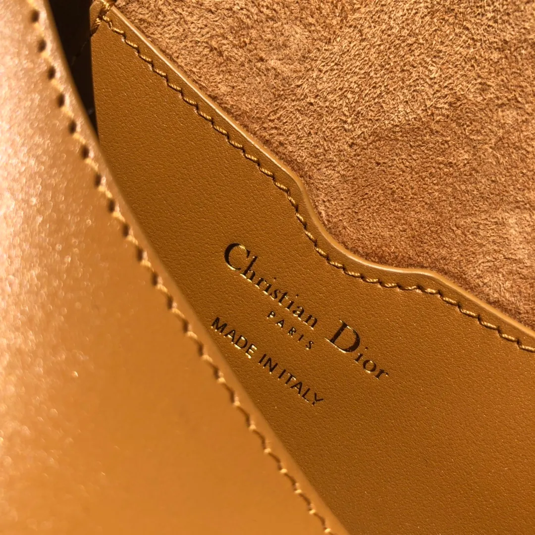 Top upgraded version 💰1760 Medium size: 22×17×6cm Dior Bobby’s new product is available from overseas channels! The new Dior saddle bag has finally arrived❗️This model is carefully made of camel-colored smooth cow leather, and the interior is designed with suede, which is soft and rich in texture. It has a flip-top magnetic buckle design and a "CD" buckle on the front as decoration. With a detachable and adjustable shoulder strap embellished with a military-style buckle, it can be worn on the shoulder, cross-body or handheld.