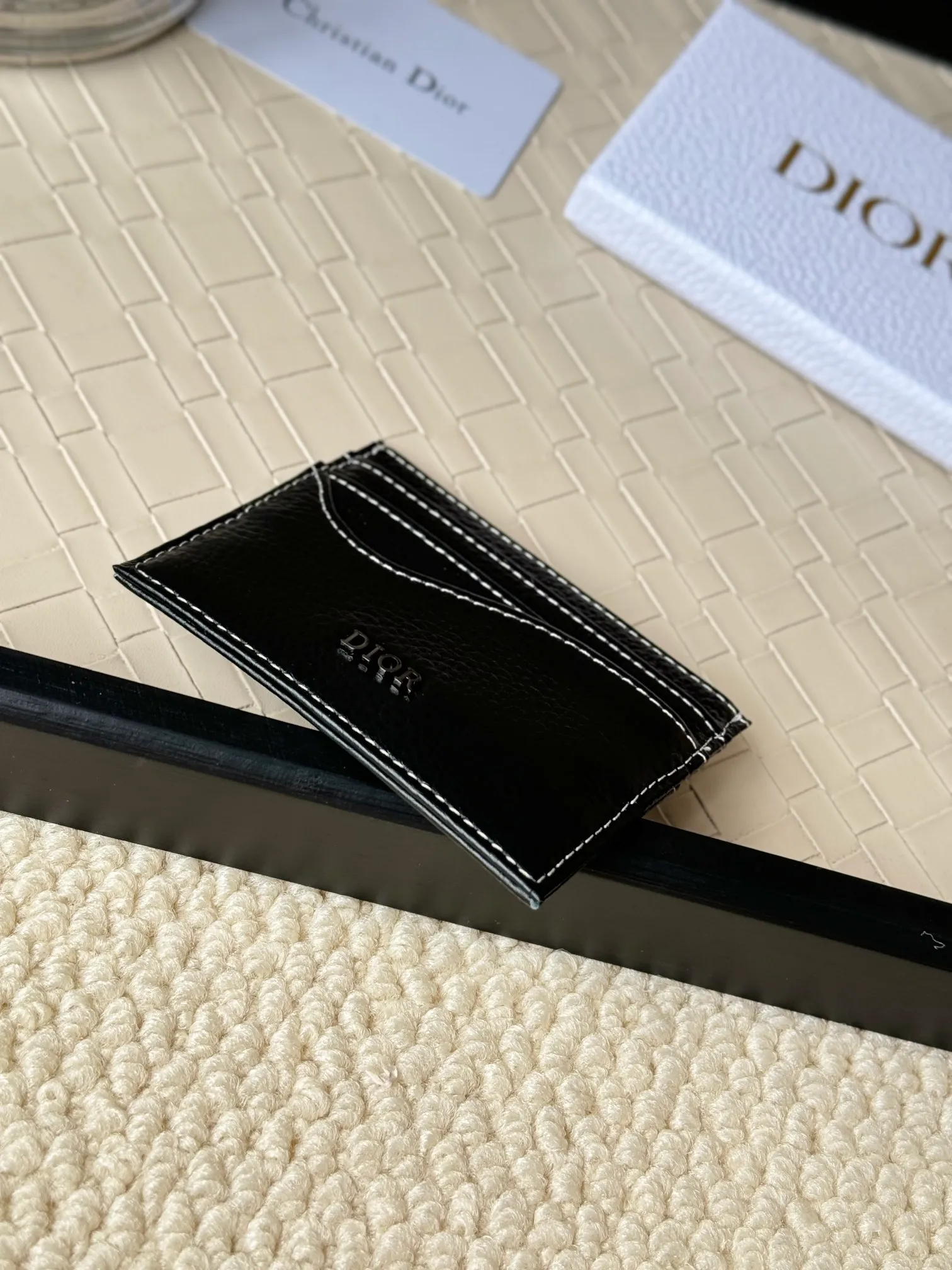 💰110 Men's Dior card holder is elegant and refined😍 Carefully made of cowhide [strong]. There are 3 card slots on each side and 1 card slot on the top, which is exquisite and exquisite in shape. Style number: CH164 Size: 10*8cm