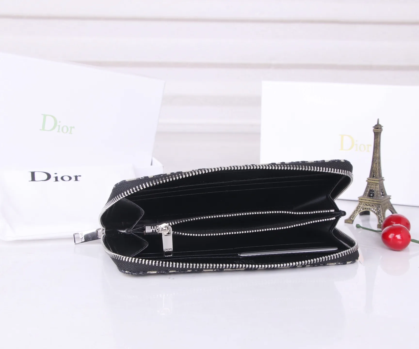 💰P170 Style number: 3302 Brand: Dior Color: Black Size: 19.5*10.5*3 Description: The latest model from Dior counter! Dior long zipper wallet💕💕💕Oblique print❤️ Decorated with "Dior" logo on the front, with first-grain cowhide, large capacity double compartments, 8 card slots plus easy storage 0198