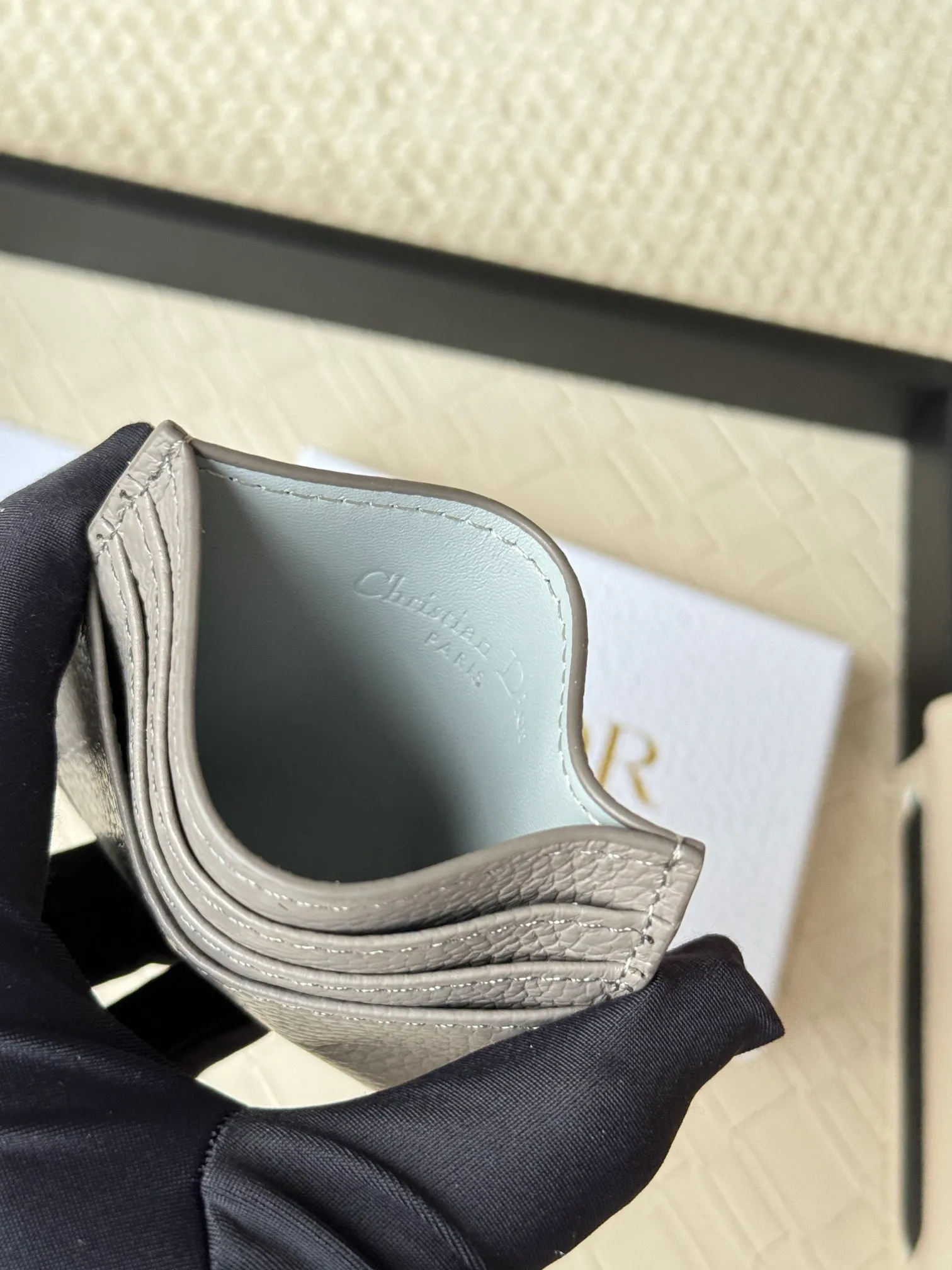 💰110 This Dior card holder is elegant and exquisite😍 and is carefully made of cowhide [strong]. There are 3 card slots on each side and 1 card slot on the top, which is exquisite and exquisite in shape. Style number: CH135 Size: 10*8cm