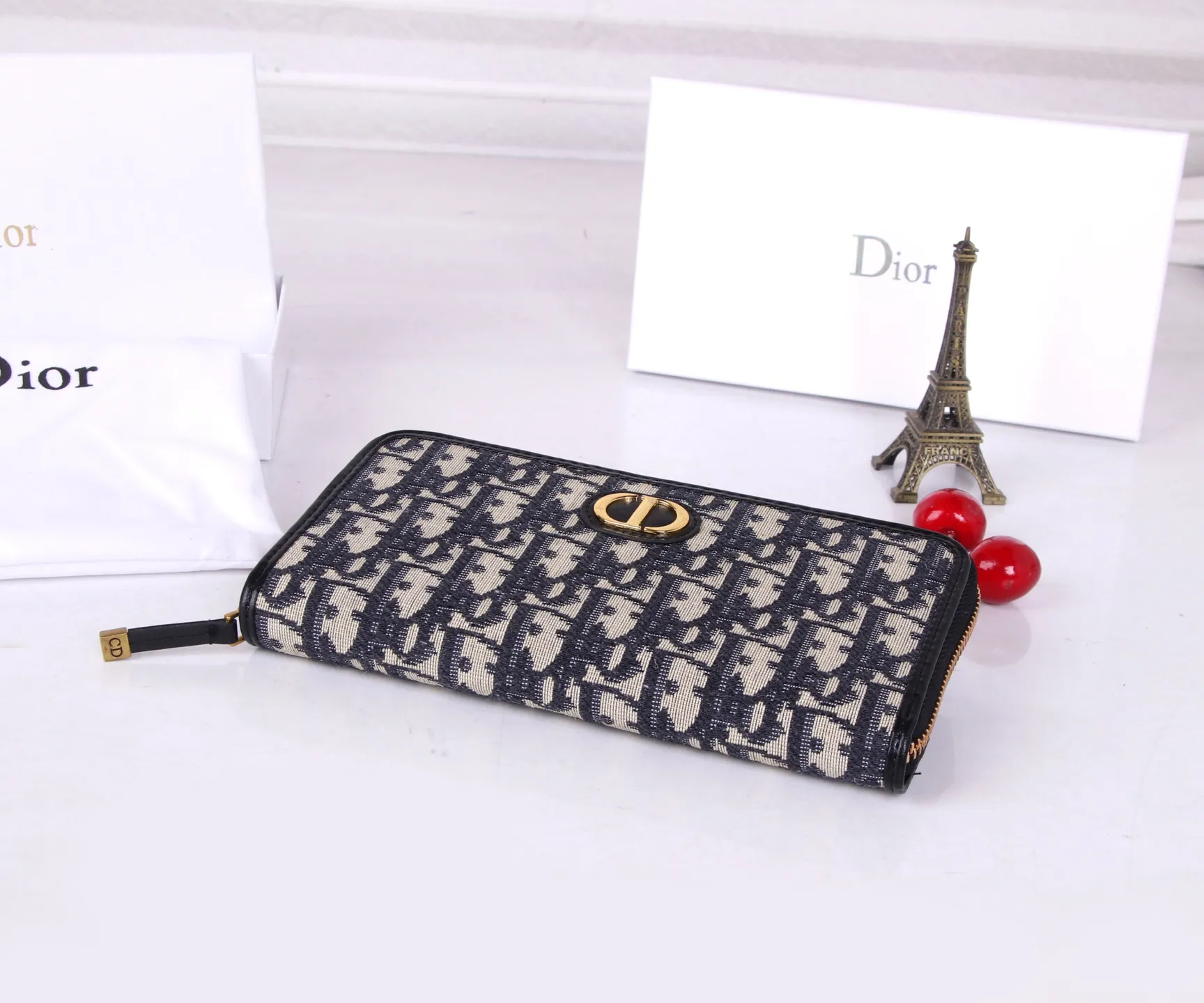 💰P170 Style number: D3032 Brand: Dior Color: Black Size: 19.5*10.5*3 Description: The latest model from Dior counter! Dior long zipper wallet💕💕💕Oblique print❤️ Decorated with "CD" logo on the front, with first-layer cowhide, large capacity double compartments, 8 card slots plus easy storage 0936