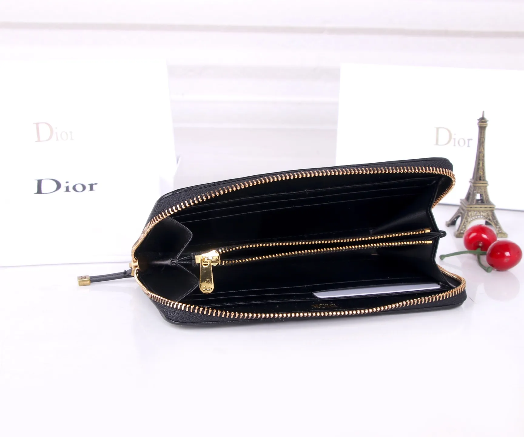 💰P170 Style number: D3032 Brand: Dior Color: Black Size: 19.5*10.5*3 Description: The latest model from Dior counter! Dior long zipper wallet💕💕💕Oblique print❤️ Decorated with "CD" logo on the front, with first-layer cowhide, large capacity double compartments, 8 card slots plus easy storage 0936