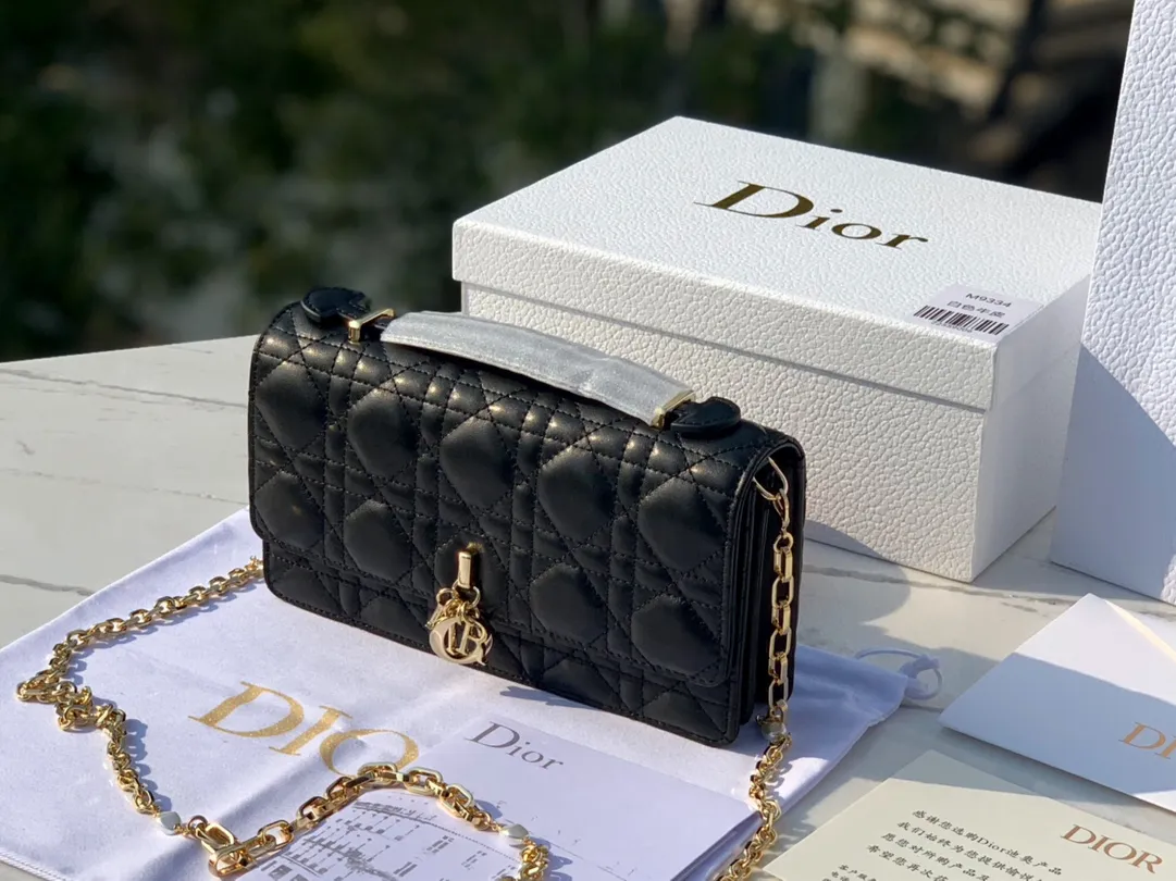 Top upgraded version 💰1760 Size 21✖️11.5✖️4.5cm Lady Dior's new early spring clutch bag is very popular all over the country. Currently, it takes 2-3 months to order over the counter. The soft lambskin material imported by the Hong Kong trading company is soft and delicate. The pearl-embellished chain is more exquisite. The real thing is so beautiful. 🉑️Hand-held or cross-body, multiple carrying methods, elegant temperament.