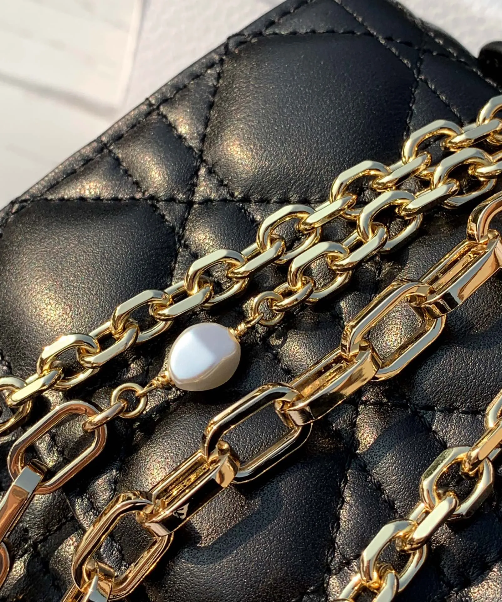 Top upgraded version 💰1760 Size 21✖️11.5✖️4.5cm Lady Dior's new early spring clutch bag is very popular all over the country. Currently, it takes 2-3 months to order over the counter. The soft lambskin material imported by the Hong Kong trading company is soft and delicate. The pearl-embellished chain is more exquisite. The real thing is so beautiful. 🉑️Hand-held or cross-body, multiple carrying methods, elegant temperament.