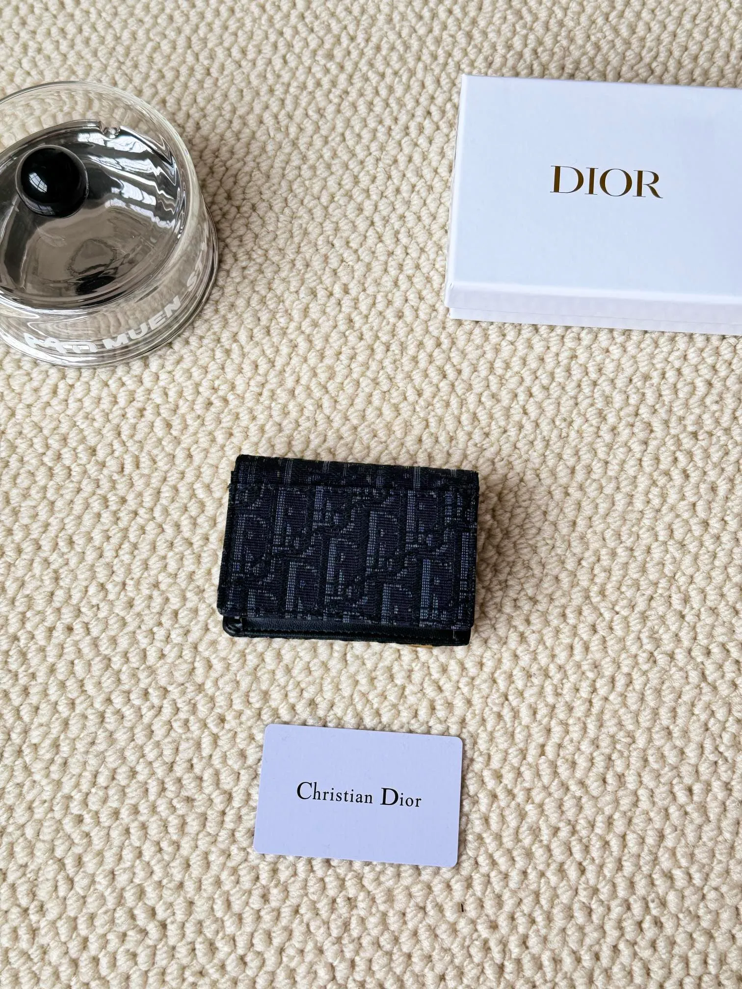 💰120 dior classic new saddle card holder is now available! It’s a small one and can hold a dozen cards and a few cash, which is enough for today’s people! The retro classic Oblique print, paired with exquisite hot stamping accessories "D" lettering, adds a modern style to the whole, with a retro feel and a full sense of fashion... Style number 5611, size: 10.5x7cm