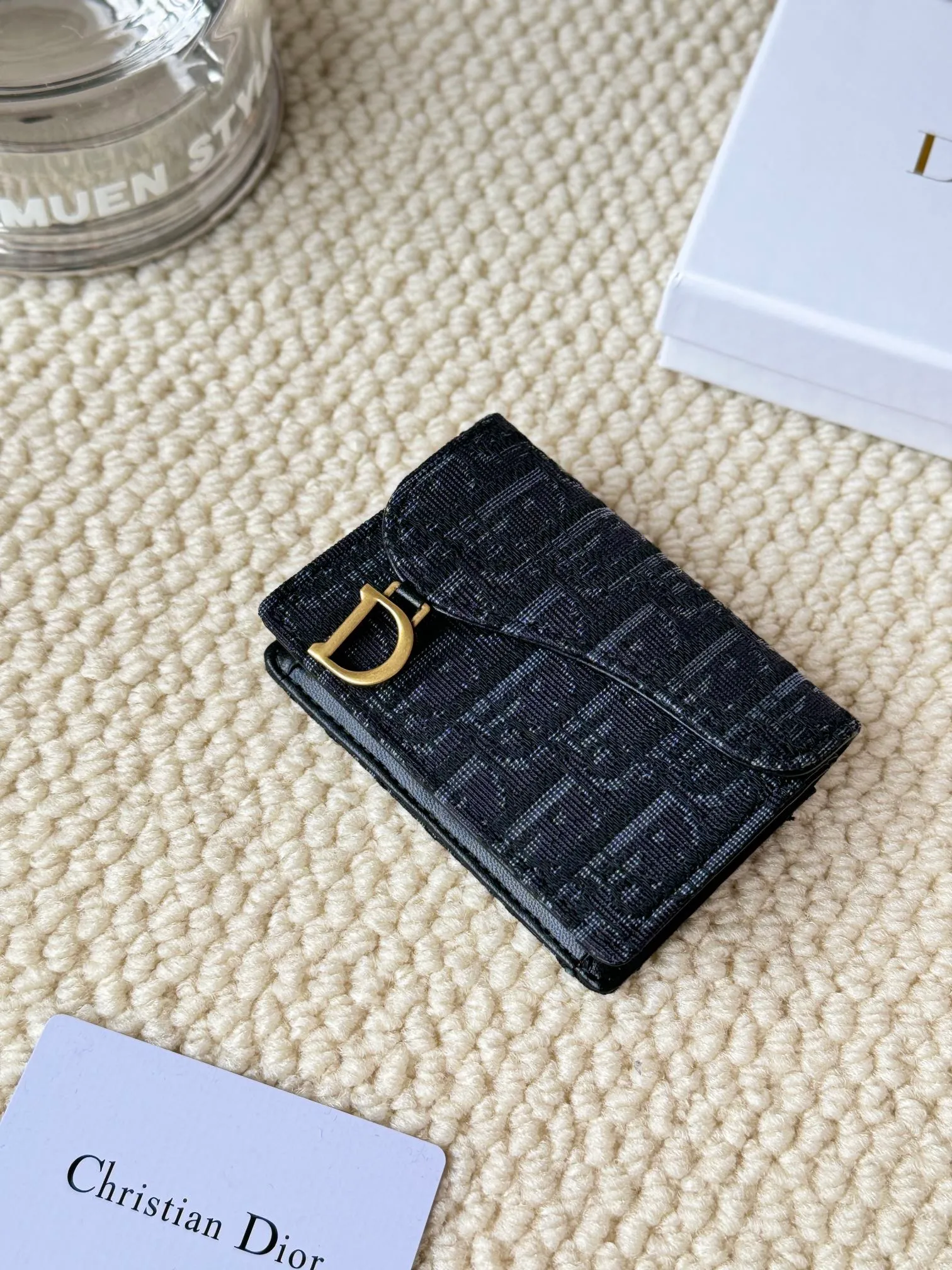💰120 dior classic new saddle card holder is now available! It’s a small one and can hold a dozen cards and a few cash, which is enough for today’s people! The retro classic Oblique print, paired with exquisite hot stamping accessories "D" lettering, adds a modern style to the whole, with a retro feel and a full sense of fashion... Style number 5611, size: 10.5x7cm