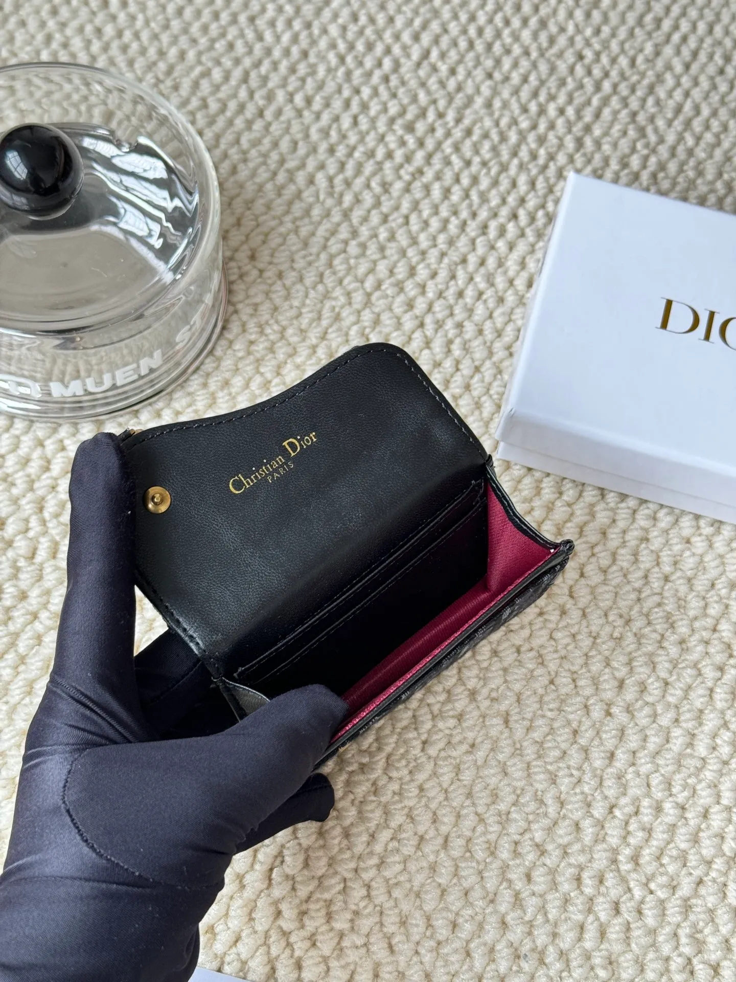 💰120 dior classic new saddle card holder is now available! It’s a small one and can hold a dozen cards and a few cash, which is enough for today’s people! The retro classic Oblique print, paired with exquisite hot stamping accessories "D" lettering, adds a modern style to the whole, with a retro feel and a full sense of fashion... Style number 5611, size: 10.5x7cm