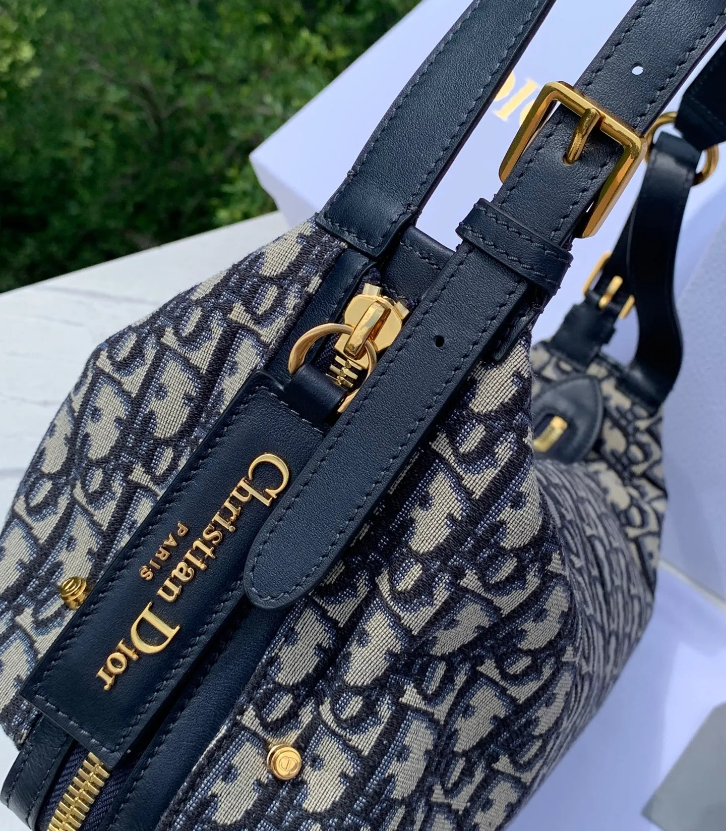 Top upgraded version 💰1960 Medium size: 33×16×15cm Dior’s newly launched D-Journey is a new style for the 2025 summer. It shows a texture that coexists elegance and practicality with a soft half-moon design. The blue Dior Oblique jacquard style is light and smart. The jacquard fabric gives the bag body smooth lines. It is not only lightweight and portable, but the zipper pocket in the details adds practical functions, combining functionality and beauty. The exquisite design of D-Journey is also reflected in how it is carried. The adjustable top handle and leather shoulder strap allow you to freely switch between the elegance of a handheld bag, the casualness of a shoulder bag, and the freedom of a crossbody bag. Whether it is a simple outfit for daily travel or a gorgeous look for special occasions, it is a fashion companion that complements each other.