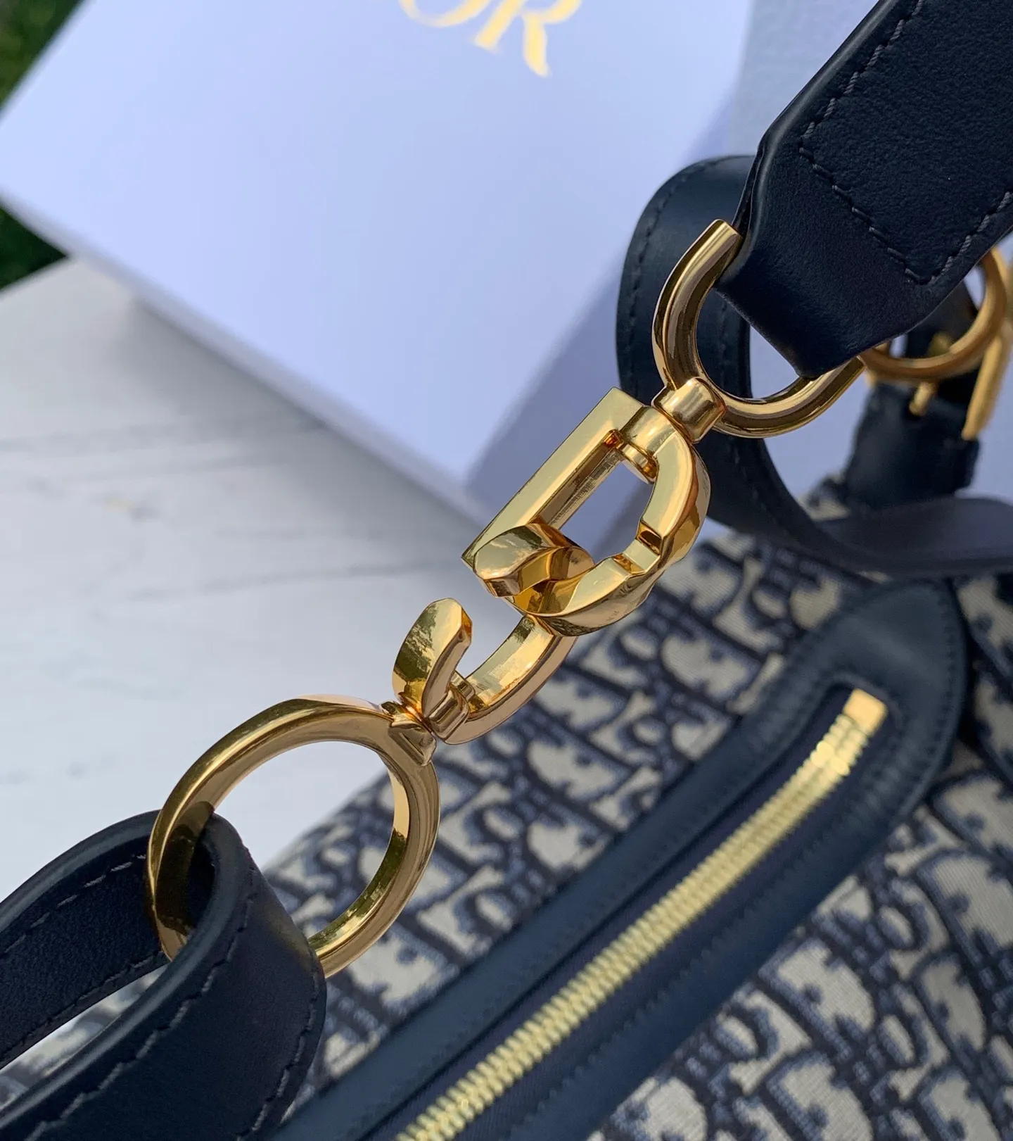 Top upgraded version 💰1960 Medium size: 33×16×15cm Dior’s newly launched D-Journey is a new style for the 2025 summer. It shows a texture that coexists elegance and practicality with a soft half-moon design. The blue Dior Oblique jacquard style is light and smart. The jacquard fabric gives the bag body smooth lines. It is not only lightweight and portable, but the zipper pocket in the details adds practical functions, combining functionality and beauty. The exquisite design of D-Journey is also reflected in how it is carried. The adjustable top handle and leather shoulder strap allow you to freely switch between the elegance of a handheld bag, the casualness of a shoulder bag, and the freedom of a crossbody bag. Whether it is a simple outfit for daily travel or a gorgeous look for special occasions, it is a fashion companion that complements each other.