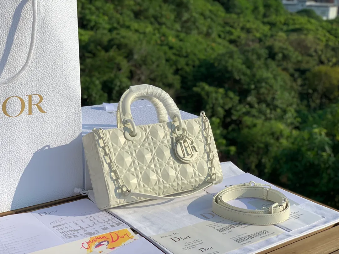 ❗️❗️❗️Free shipping with SF for year-end events❗️❗️❗️💰1900 Size 26-13.5-5cm White horizontal version of Princess Diana with diamond pattern, counter 38,000➕, overseas channels, the original cannage pattern uses high-frequency heat embossing technology to create a three-dimensional and technological sense of the diamond version. It shines like a diamond and shines brightly. The milky white brings a pure and gentle feeling... It melts the hearts of many girls. It is very versatile all year round. It also comes with a chain. It highlights the elegance when carried by the hand, and very smart and cute when carried cross-body!