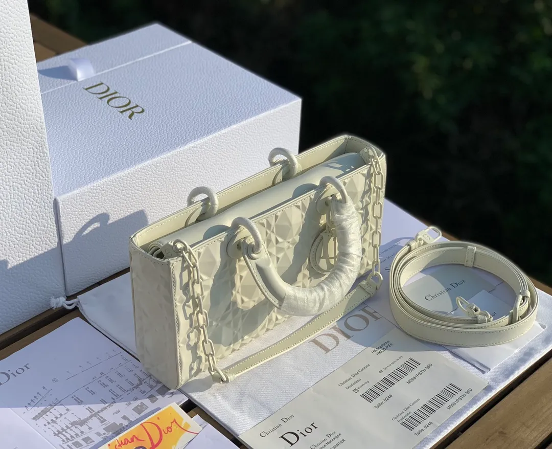 ❗️❗️❗️Free shipping with SF for year-end events❗️❗️❗️💰1900 Size 26-13.5-5cm White horizontal version of Princess Diana with diamond pattern, counter 38,000➕, overseas channels, the original cannage pattern uses high-frequency heat embossing technology to create a three-dimensional and technological sense of the diamond version. It shines like a diamond and shines brightly. The milky white brings a pure and gentle feeling... It melts the hearts of many girls. It is very versatile all year round. It also comes with a chain. It highlights the elegance when carried by the hand, and very smart and cute when carried cross-body!