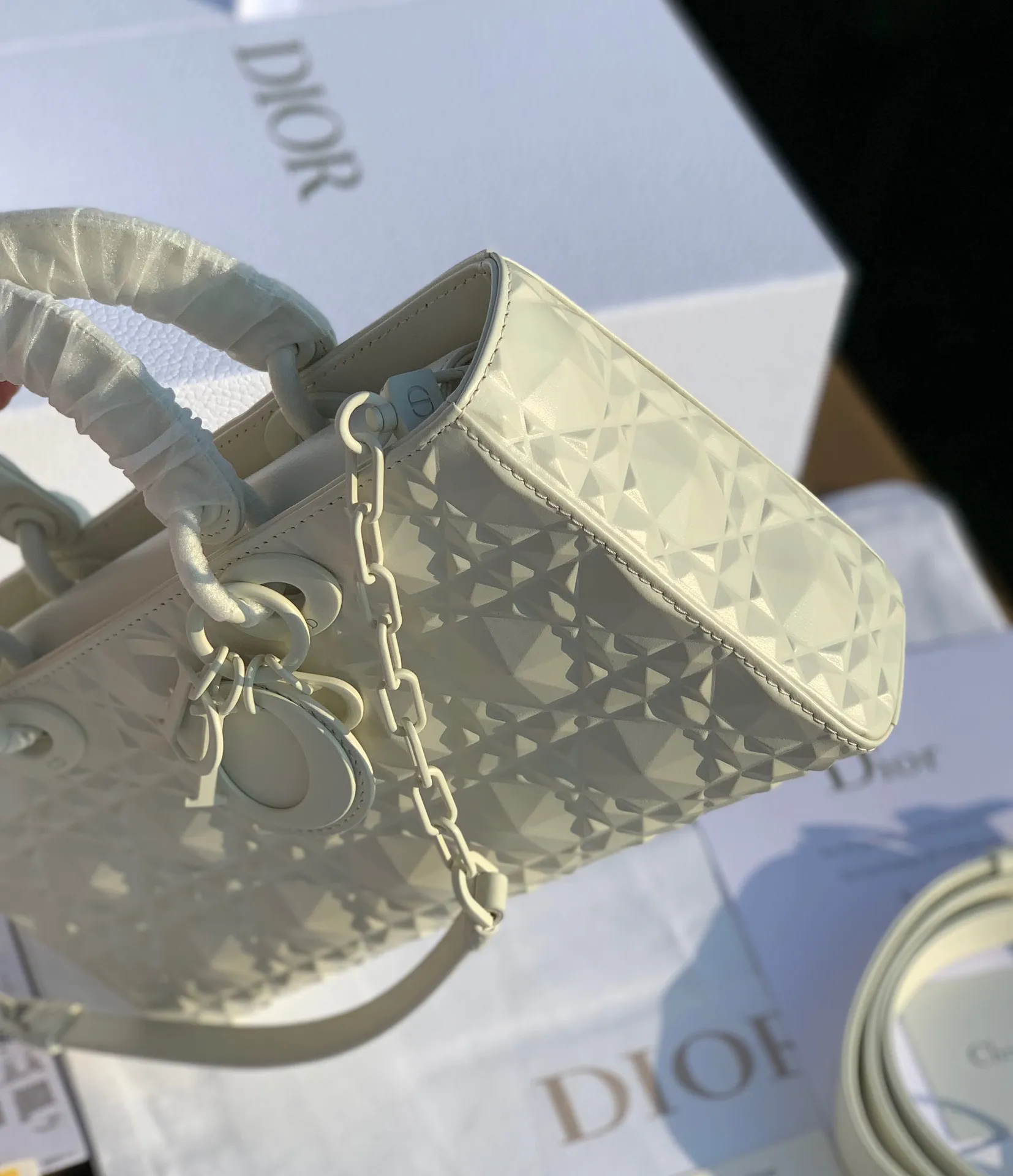 ❗️❗️❗️Free shipping with SF for year-end events❗️❗️❗️💰1900 Size 26-13.5-5cm White horizontal version of Princess Diana with diamond pattern, counter 38,000➕, overseas channels, the original cannage pattern uses high-frequency heat embossing technology to create a three-dimensional and technological sense of the diamond version. It shines like a diamond and shines brightly. The milky white brings a pure and gentle feeling... It melts the hearts of many girls. It is very versatile all year round. It also comes with a chain. It highlights the elegance when carried by the hand, and very smart and cute when carried cross-body!