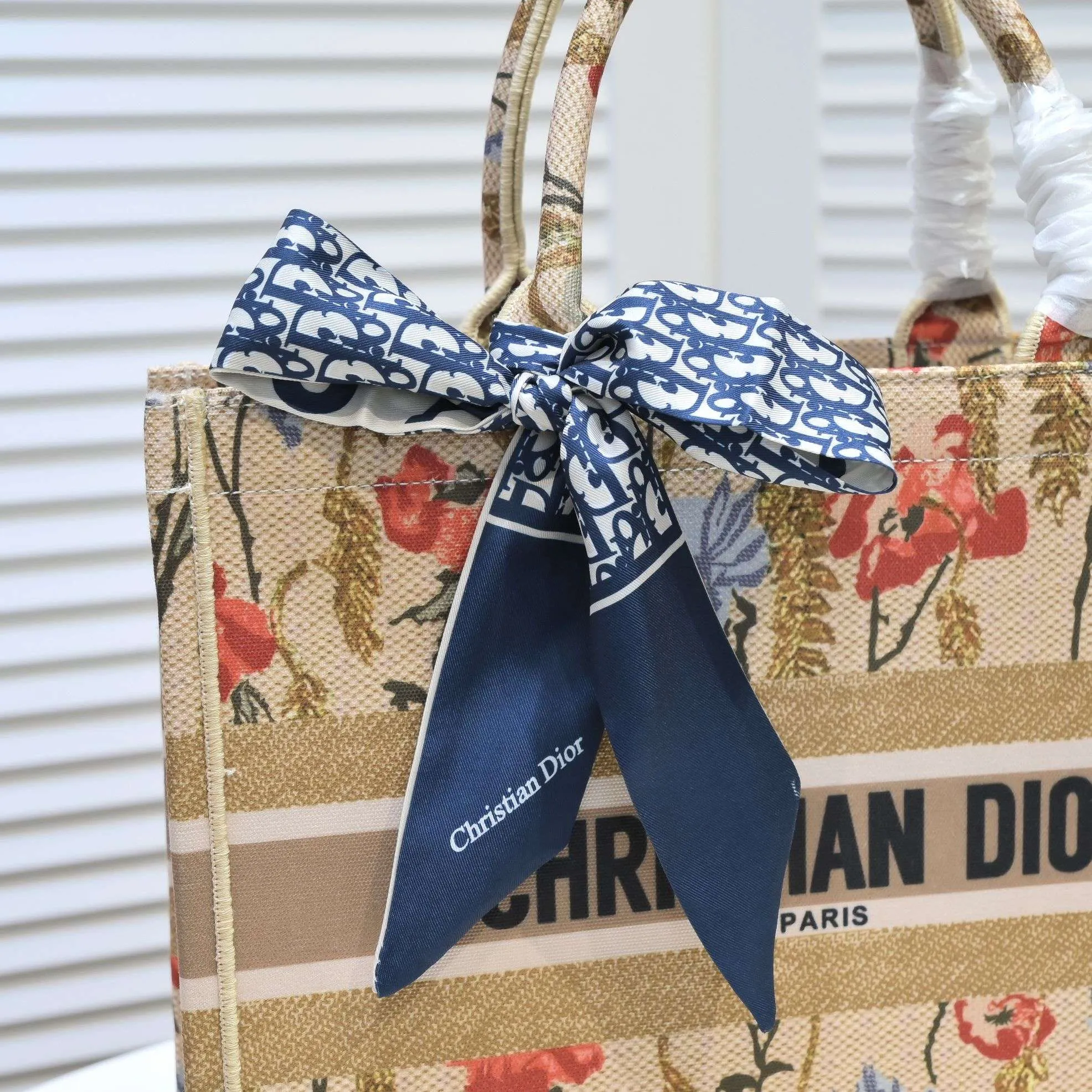 💰340￥Small size with silk scarf and overlock🔜Dior new shopping bag at Dior counter! Counters are updated simultaneously! Limited edition of the same style as the stars! Super stylish! Imported fabric👍high-end quality! Model: 8034 Size: 36*27*16cm