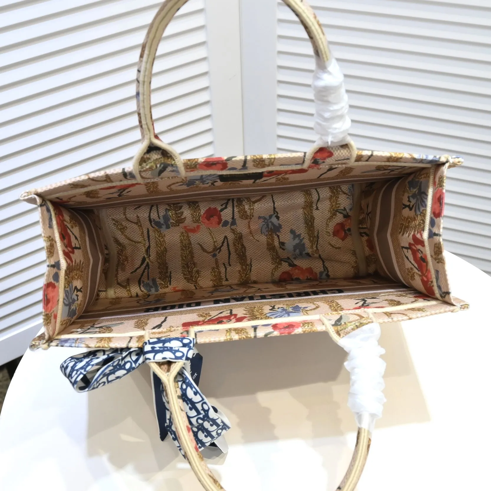 💰340￥Small size with silk scarf and overlock🔜Dior new shopping bag at Dior counter! Counters are updated simultaneously! Limited edition of the same style as the stars! Super stylish! Imported fabric👍high-end quality! Model: 8034 Size: 36*27*16cm