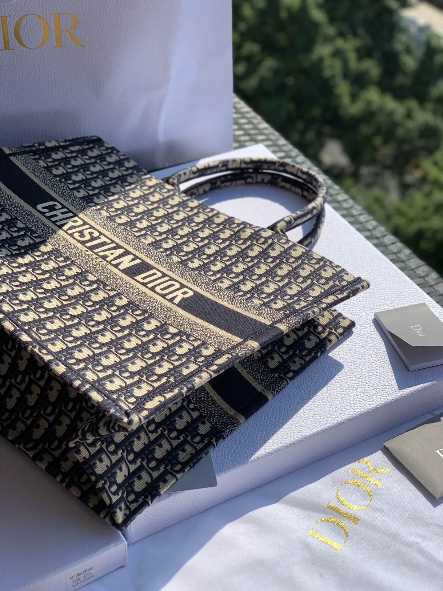 ❗️❗️❗️Free shipping with SF Express for year-end events❗️❗️❗️💰1560 Size 41.5 x 35 x 18 cm Generally, the most popular items have the same style flying all over the market! It’s very interesting. I have seen this model available on the market in various OEMs, company purchasing orders, and market-exclusive versions! Our products do not come from any of the above places of origin, so we do not participate in their intrigues about similar quality. We are overseas imported products from the original factory and original channels. The only reference is the same style sold at the counter. There is no second version worth comparing! What I say today is not just to brag to you. I will give you detailed copy in a moment. You will understand after reading it!