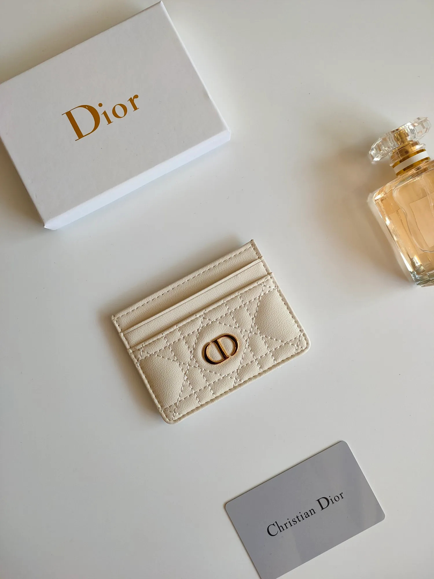 ￥90😍The Dior Caro five-compartment card holder is a new product this season, elegant and practical. Style number: S5130. Carefully crafted from soft cowhide, decorated with cannage pattern topstitching and embellished with the "CD" logo on the front. Elegant and sophisticated, it has five card slots and is suitable for various occasions. Size:10.5*7.5cm