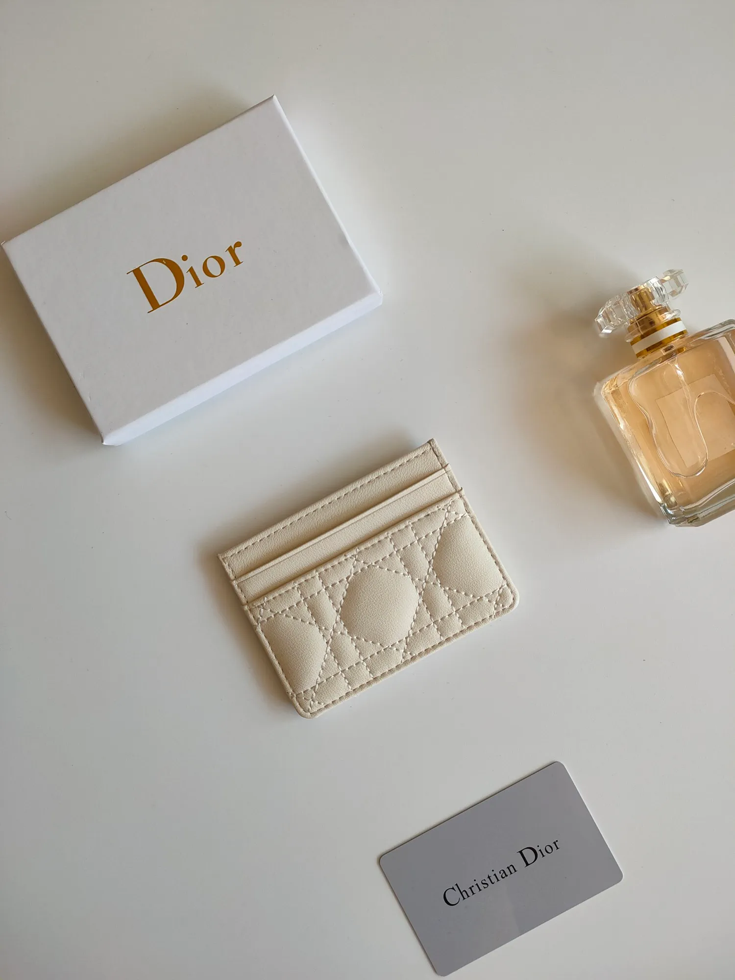 ￥90😍The Dior Caro five-compartment card holder is a new product this season, elegant and practical. Style number: S5130. Carefully crafted from soft cowhide, decorated with cannage pattern topstitching and embellished with the "CD" logo on the front. Elegant and sophisticated, it has five card slots and is suitable for various occasions. Size:10.5*7.5cm