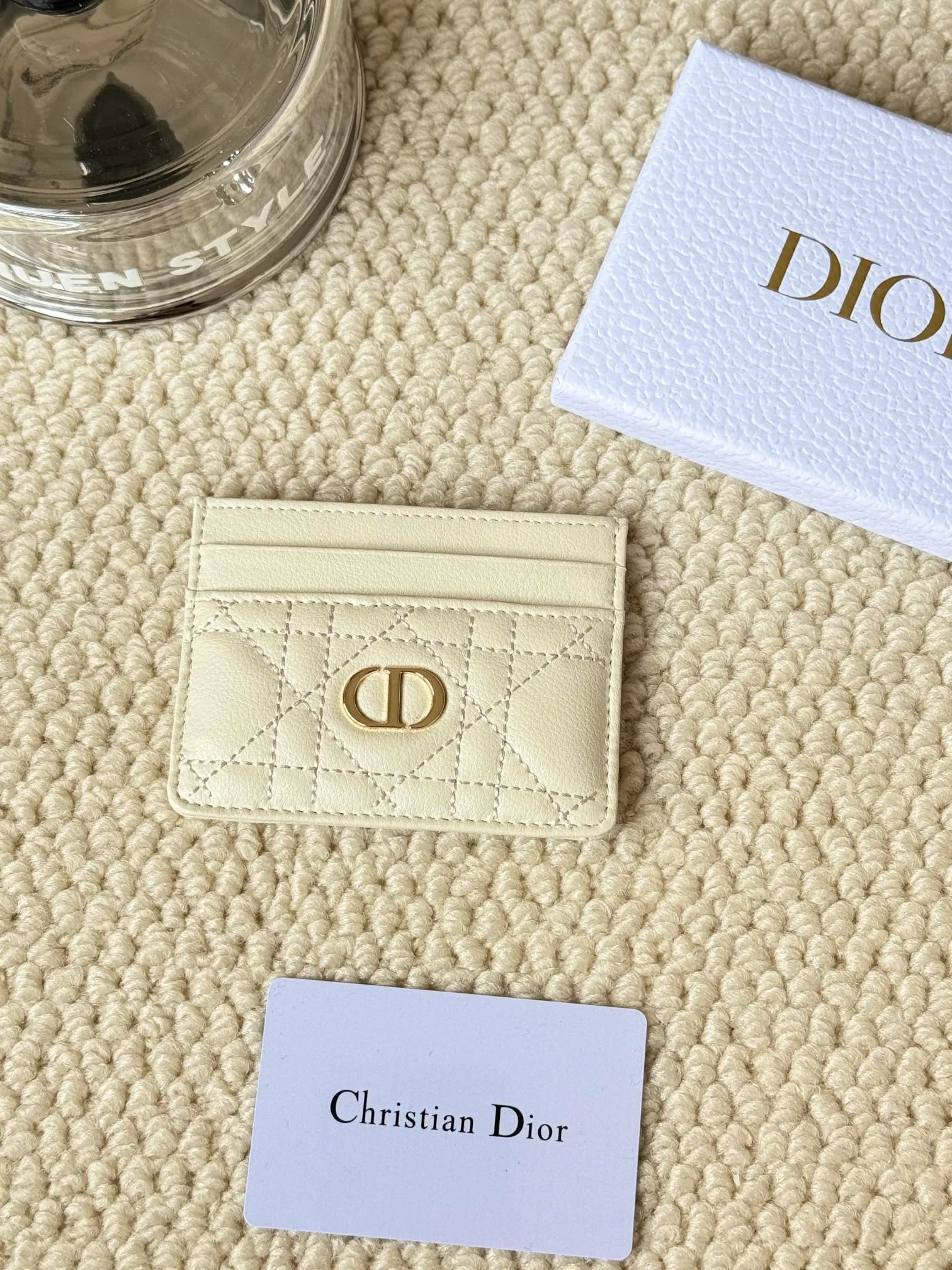 💰100 No.: S5130 Carefully crafted from soft cowhide, decorated with cannage pattern topstitching and embellished with the "CD" logo on the front. Elegant and sophisticated, it has five card slots and is suitable for various occasions. Size: 10.5*7.5cm Dior Caro five-compartment card holder is a new product this season, elegant and practical.