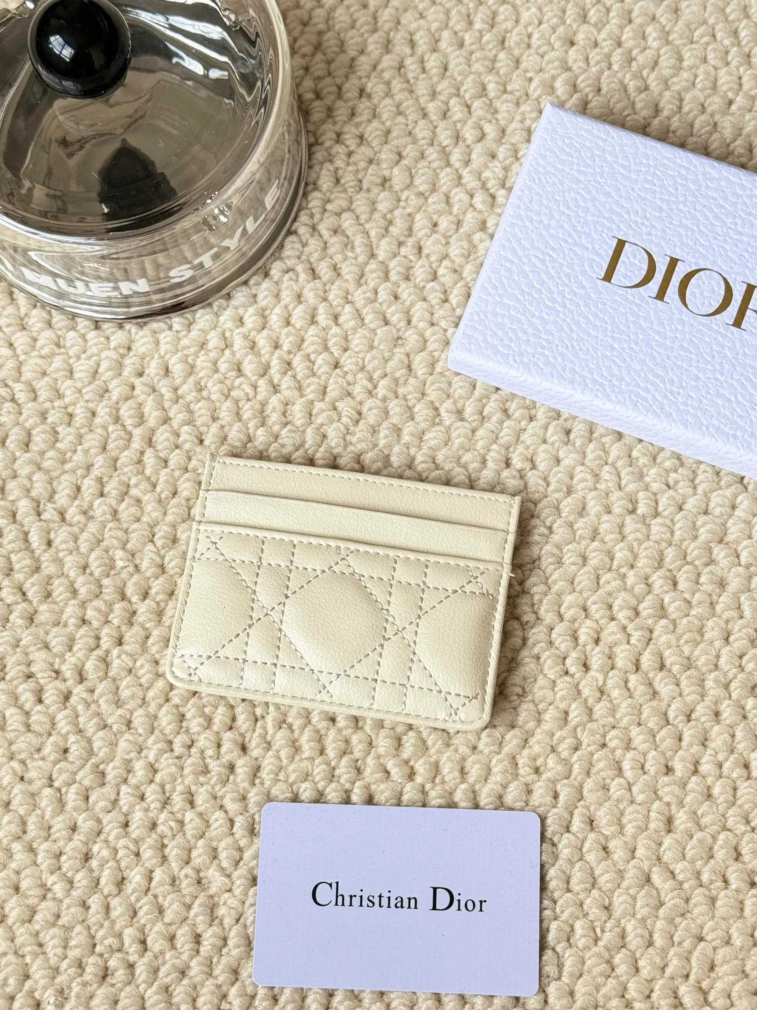 💰100 No.: S5130 Carefully crafted from soft cowhide, decorated with cannage pattern topstitching and embellished with the "CD" logo on the front. Elegant and sophisticated, it has five card slots and is suitable for various occasions. Size: 10.5*7.5cm Dior Caro five-compartment card holder is a new product this season, elegant and practical.