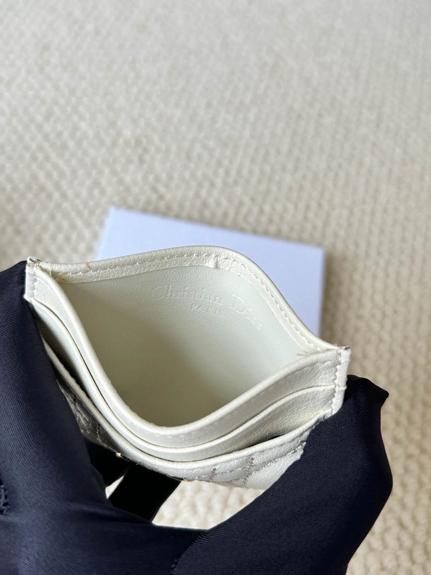 💰100 No.: S5130 Carefully crafted from soft cowhide, decorated with cannage pattern topstitching and embellished with the "CD" logo on the front. Elegant and sophisticated, it has five card slots and is suitable for various occasions. Size: 10.5*7.5cm Dior Caro five-compartment card holder is a new product this season, elegant and practical.