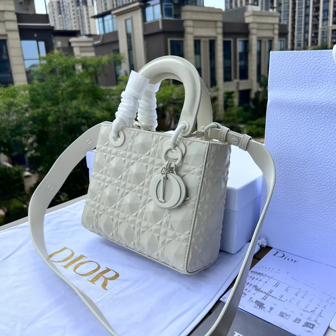 Top upgraded version 💰2000 Size: 20×17×8cm Dior’s overseas channel resources are specially available for Princess Diana with cannage pattern❗️This Lady Dior My ABCDior handbag embodies Dior’s profound insight into elegance and beauty. Stylish and elegant design is timeless. Carefully crafted from black cow leather, it reinterprets Dior's iconic cannage topstitching with a diamond-shaped pattern. The tone-on-tone metal D.I.O.R pendant adds elegance. Small style with unique design. The shoulder strap can be decorated with a badge to make it more personalized. It can be carried by hand or cross-body.