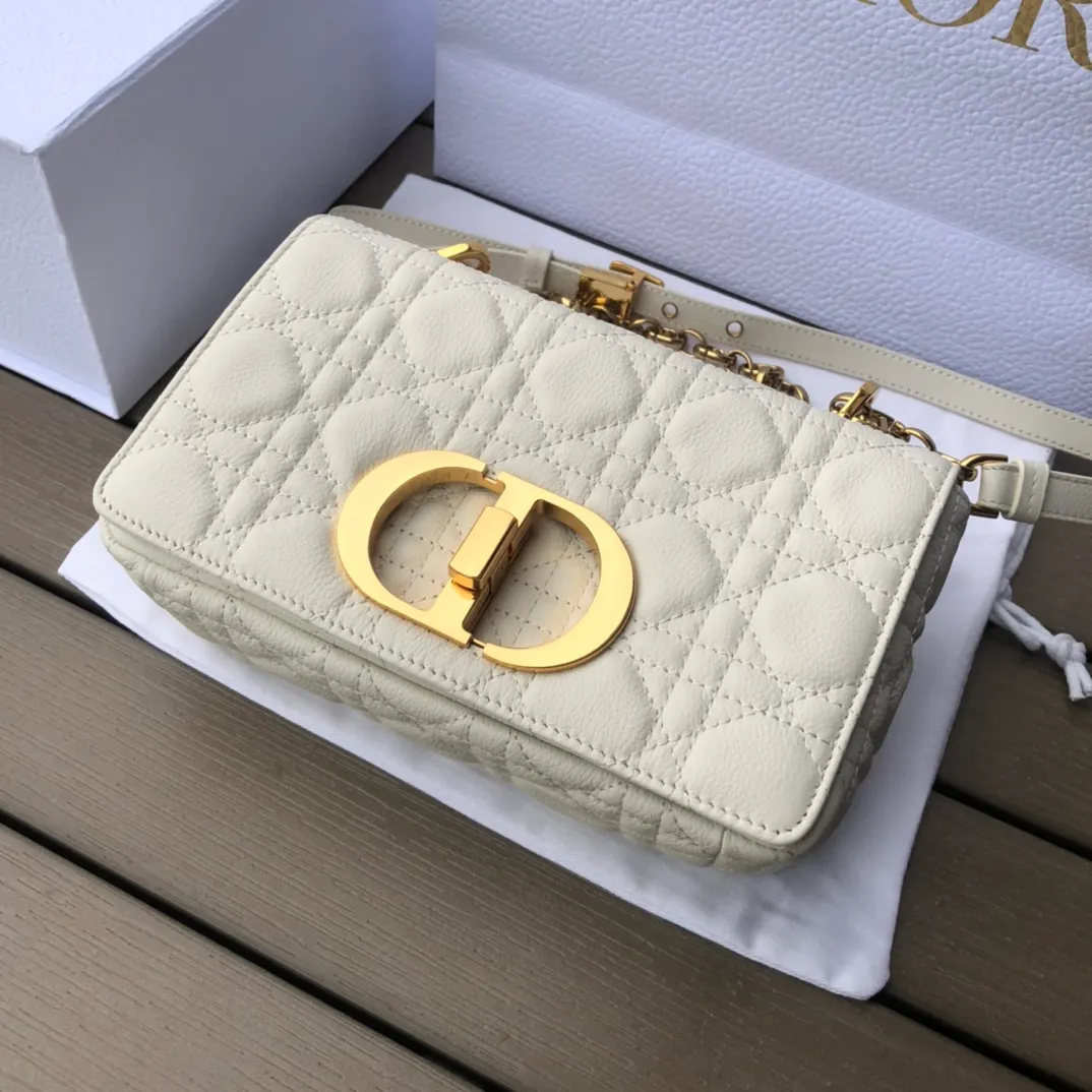 ❗️❗️❗️Free shipping with SF Express for year-end events❗️❗️❗️💰1800 Size: 20×12×7cm Specially available from Dior overseas channel resources❗️This Dior caro handbag combines elegance and modern style. Crafted from supple cow leather with cannage pattern topstitching. The flip cover is decorated with a metal knob-style "CD" clasp with an antique gold finish, and is paired with a detachable "CD" logo chain shoulder strap, which can be carried by hand, shoulder or cross-body. It can be replaced with an embroidered wide shoulder strap to embellish daily looks or add a bright finishing touch to evening wear.
