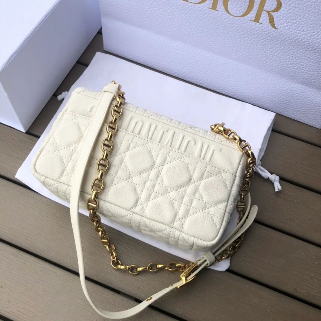 ❗️❗️❗️Free shipping with SF Express for year-end events❗️❗️❗️💰1800 Size: 20×12×7cm Specially available from Dior overseas channel resources❗️This Dior caro handbag combines elegance and modern style. Crafted from supple cow leather with cannage pattern topstitching. The flip cover is decorated with a metal knob-style "CD" clasp with an antique gold finish, and is paired with a detachable "CD" logo chain shoulder strap, which can be carried by hand, shoulder or cross-body. It can be replaced with an embroidered wide shoulder strap to embellish daily looks or add a bright finishing touch to evening wear.