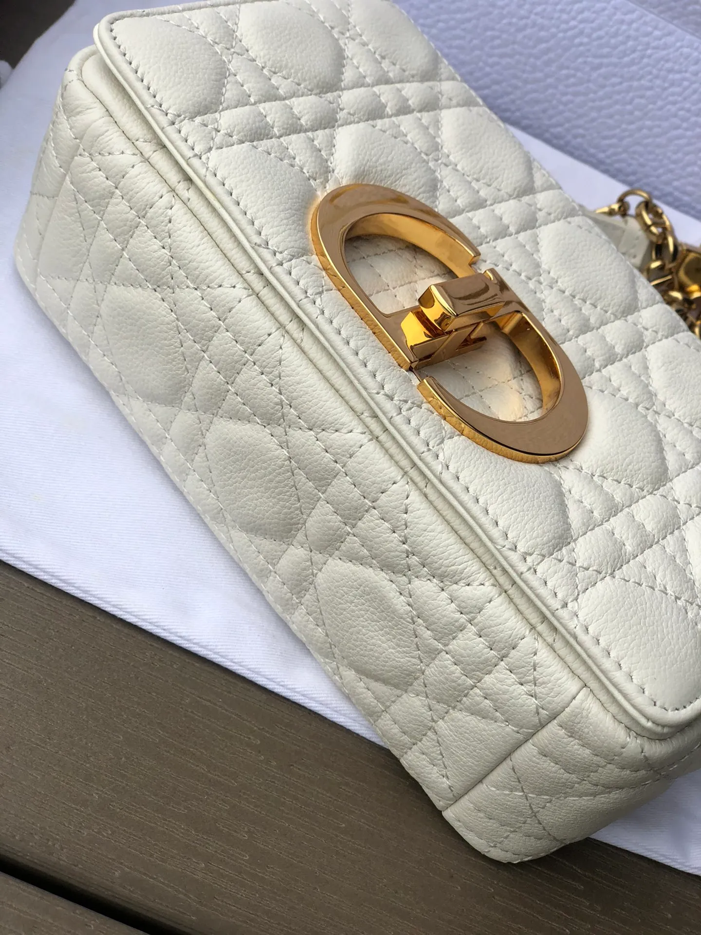 ❗️❗️❗️Free shipping with SF Express for year-end events❗️❗️❗️💰1800 Size: 20×12×7cm Specially available from Dior overseas channel resources❗️This Dior caro handbag combines elegance and modern style. Crafted from supple cow leather with cannage pattern topstitching. The flip cover is decorated with a metal knob-style "CD" clasp with an antique gold finish, and is paired with a detachable "CD" logo chain shoulder strap, which can be carried by hand, shoulder or cross-body. It can be replaced with an embroidered wide shoulder strap to embellish daily looks or add a bright finishing touch to evening wear.