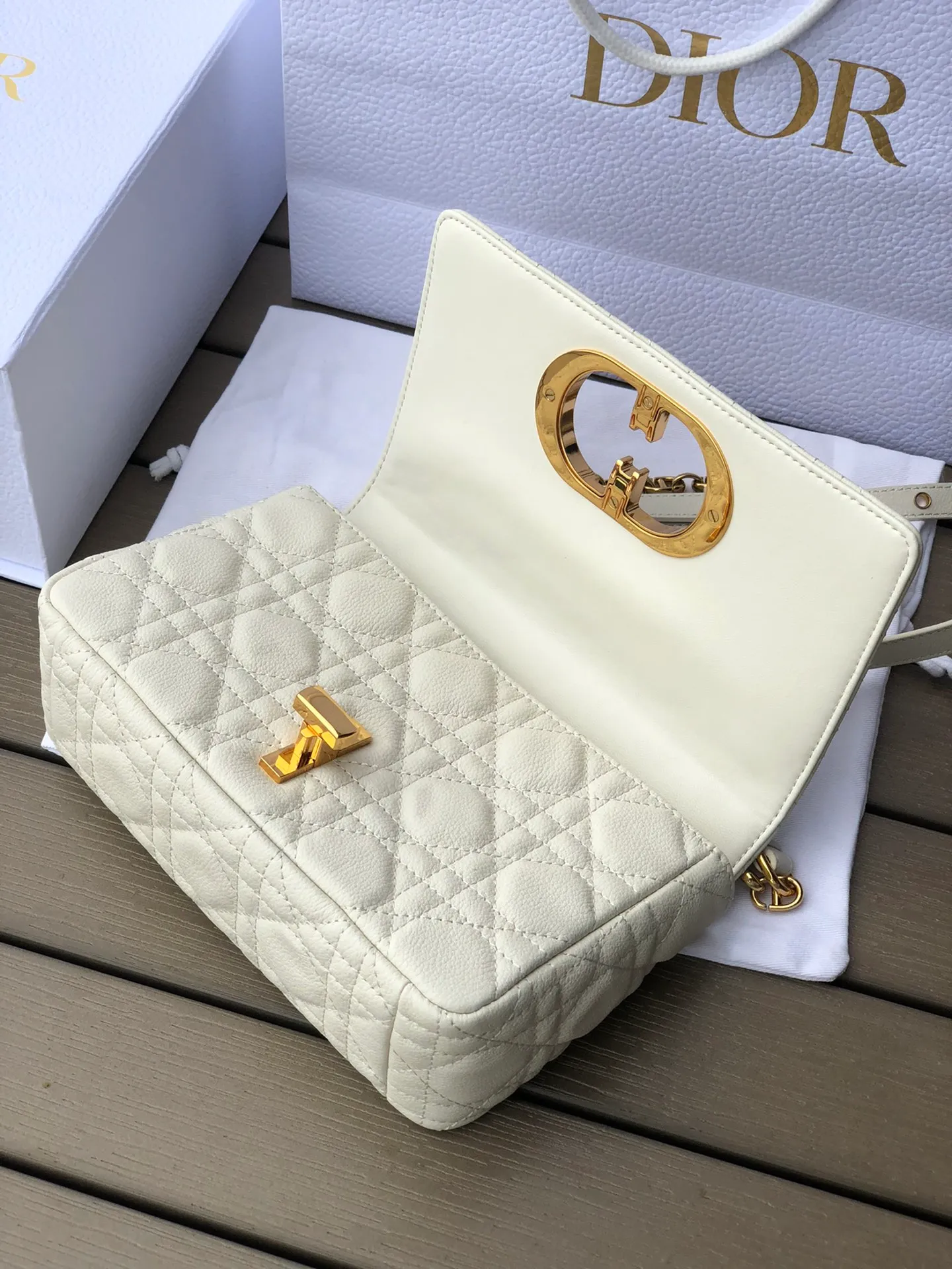❗️❗️❗️Free shipping with SF Express for year-end events❗️❗️❗️💰1800 Size: 20×12×7cm Specially available from Dior overseas channel resources❗️This Dior caro handbag combines elegance and modern style. Crafted from supple cow leather with cannage pattern topstitching. The flip cover is decorated with a metal knob-style "CD" clasp with an antique gold finish, and is paired with a detachable "CD" logo chain shoulder strap, which can be carried by hand, shoulder or cross-body. It can be replaced with an embroidered wide shoulder strap to embellish daily looks or add a bright finishing touch to evening wear.