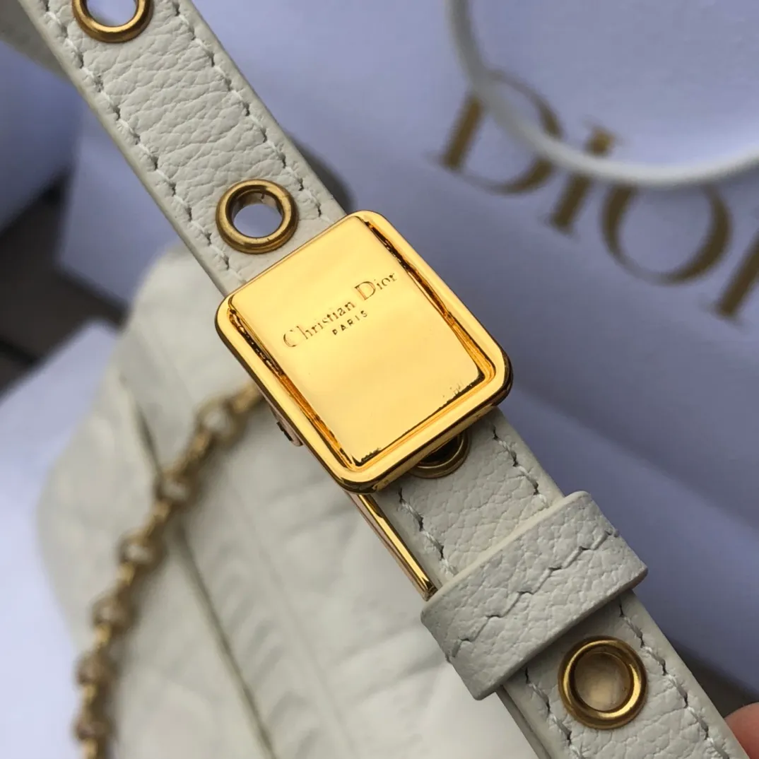 ❗️❗️❗️Free shipping with SF Express for year-end events❗️❗️❗️💰1800 Size: 20×12×7cm Specially available from Dior overseas channel resources❗️This Dior caro handbag combines elegance and modern style. Crafted from supple cow leather with cannage pattern topstitching. The flip cover is decorated with a metal knob-style "CD" clasp with an antique gold finish, and is paired with a detachable "CD" logo chain shoulder strap, which can be carried by hand, shoulder or cross-body. It can be replaced with an embroidered wide shoulder strap to embellish daily looks or add a bright finishing touch to evening wear.