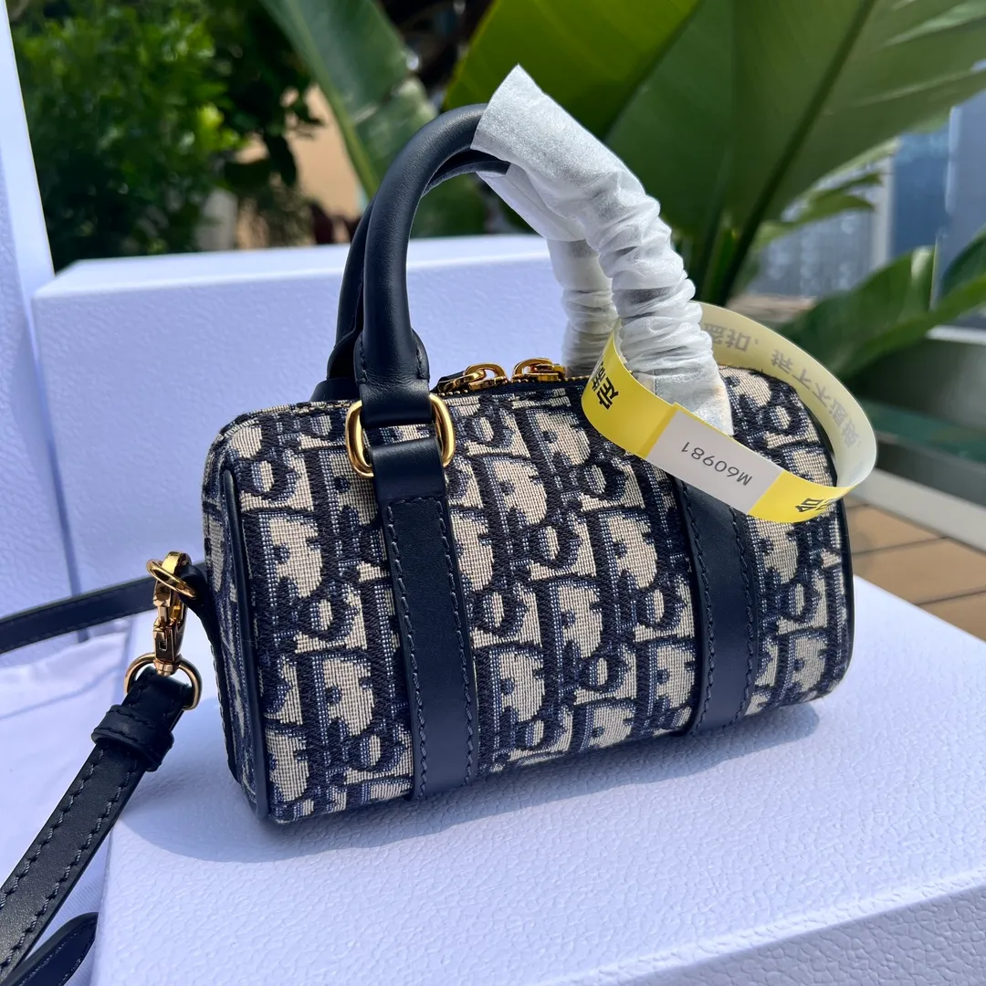 Top upgraded version 💰1400 Size: 16×11×8cm Dior overseas channel resources specially provide Boston 16cm mini handbag❗️ This Dior Groove 16 mini handbag is a new product of the 2024 winter ready-to-wear series. It is designed by Maria Grazia Chiuri and is carefully made of blue Oblique printed fabric, elegant and fashionable. The compartments are spacious and can store a variety of daily necessities. Featuring a leather top handle and adjustable and removable shoulder strap, it can be worn by hand, over the shoulder or cross-body, making it the ideal bag for everyday looks.