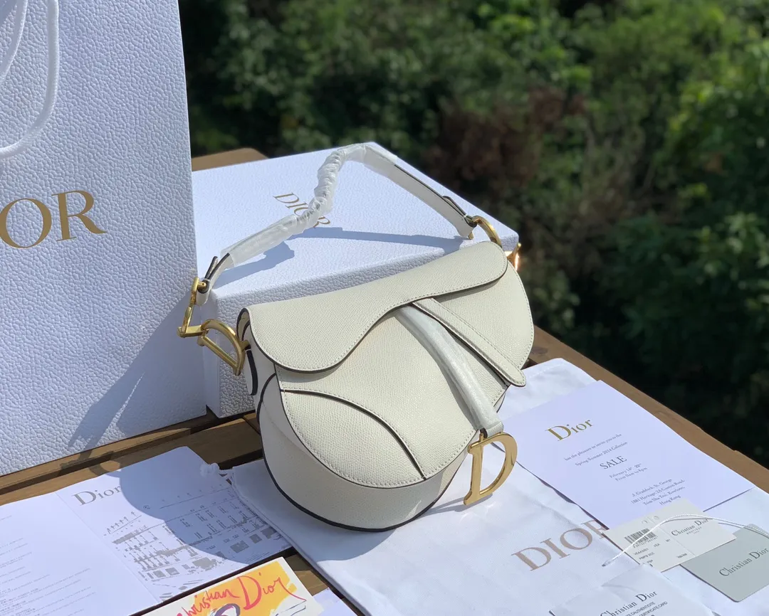 ❗️❗️❗️Free shipping with SF Express for year-end events❗️❗️❗️💰1700 Size 25.5-20-6.5cm Overseas channel, Dior The all-leather saddle bag is a timeless classic. The unique shape is eye-catching. The white is not very bright white, but has a milkshake white feel. It has a gentle temperament. It is 100% made of imported pebbled grain calfskin. It is easier to maintain the silhouette than the smooth leather surface previously released. The leather is soft and delicate, with clear grain lines, good gloss, and durability and wear resistance. I feel that this bag will explode every time it is shipped. 🔥