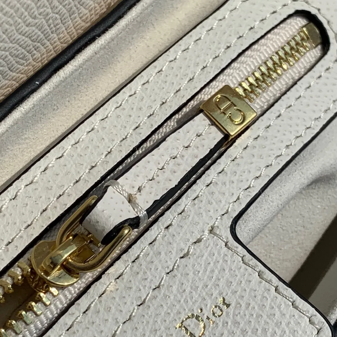 ❗️❗️❗️Free shipping with SF Express for year-end events❗️❗️❗️💰1700 Size 25.5-20-6.5cm Overseas channel, Dior The all-leather saddle bag is a timeless classic. The unique shape is eye-catching. The white is not very bright white, but has a milkshake white feel. It has a gentle temperament. It is 100% made of imported pebbled grain calfskin. It is easier to maintain the silhouette than the smooth leather surface previously released. The leather is soft and delicate, with clear grain lines, good gloss, and durability and wear resistance. I feel that this bag will explode every time it is shipped. 🔥