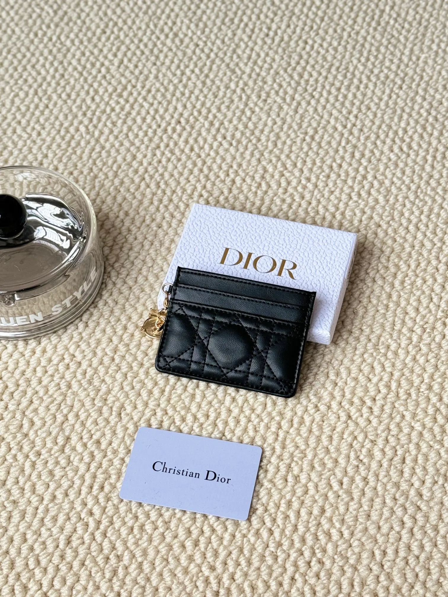 💰110LadyDior Sheepskin No.: S0974OVRB M81B T Lady Dior five-compartment card holder Product description: The color is as shown in the picture. This Lady Dior five-compartment card holder is new this season, elegant and practical. Crafted from cloudy blue patent cow leather, decorated with cannage pattern topstitching and embellished with a removable D.I.O.R. charm. Elegant and sophisticated, it has five card slots, suitable for various occasions, and can be combined with other Lady Dior