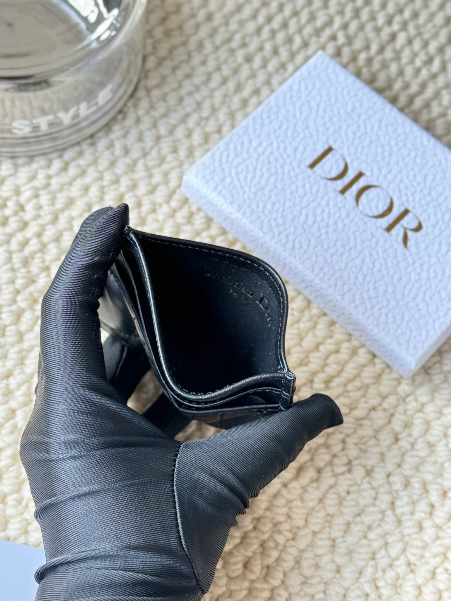 💰110LadyDior Sheepskin No.: S0974OVRB M81B T Lady Dior five-compartment card holder Product description: The color is as shown in the picture. This Lady Dior five-compartment card holder is new this season, elegant and practical. Crafted from cloudy blue patent cow leather, decorated with cannage pattern topstitching and embellished with a removable D.I.O.R. charm. Elegant and sophisticated, it has five card slots, suitable for various occasions, and can be combined with other Lady Dior