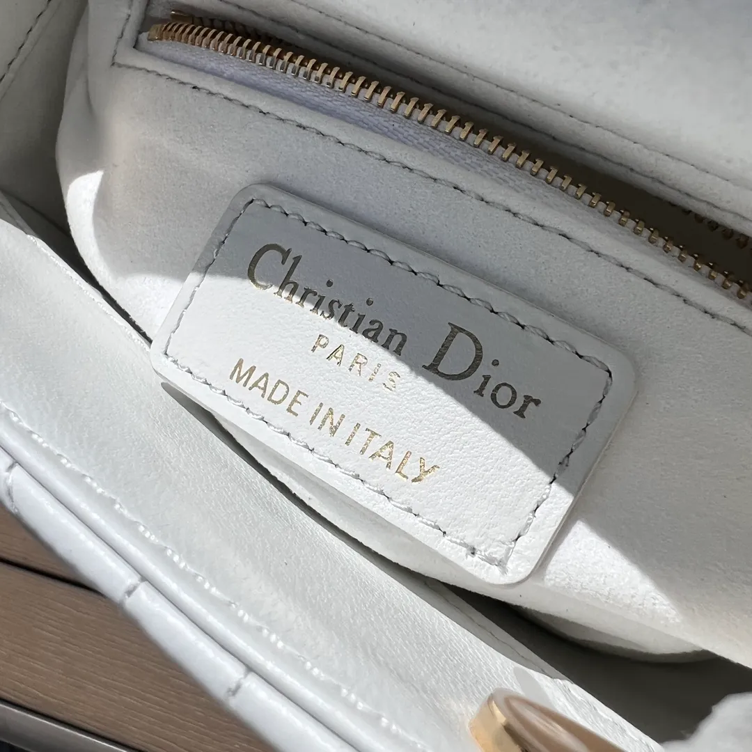 Top upgraded version💰1800 Size: 17×15×7cm Dior’s overseas channel resources are exclusively for Princess Diana❗️This 3-compartment Lady Dior handbag embodies Dior’s profound insight into elegance and beauty. Carefully crafted from sheepskin leather with eye-catching quilting details using cannage pattern topstitching, the elegant and classic design is timeless. Paired with the tone-on-tone enamel "D.I.O.R" charm, it adds a touch of agility to the delicate silhouette. Mini style with a detachable shoulder strap, it can be carried by hand, shoulder or cross-body, making it an ideal companion for evening wear.