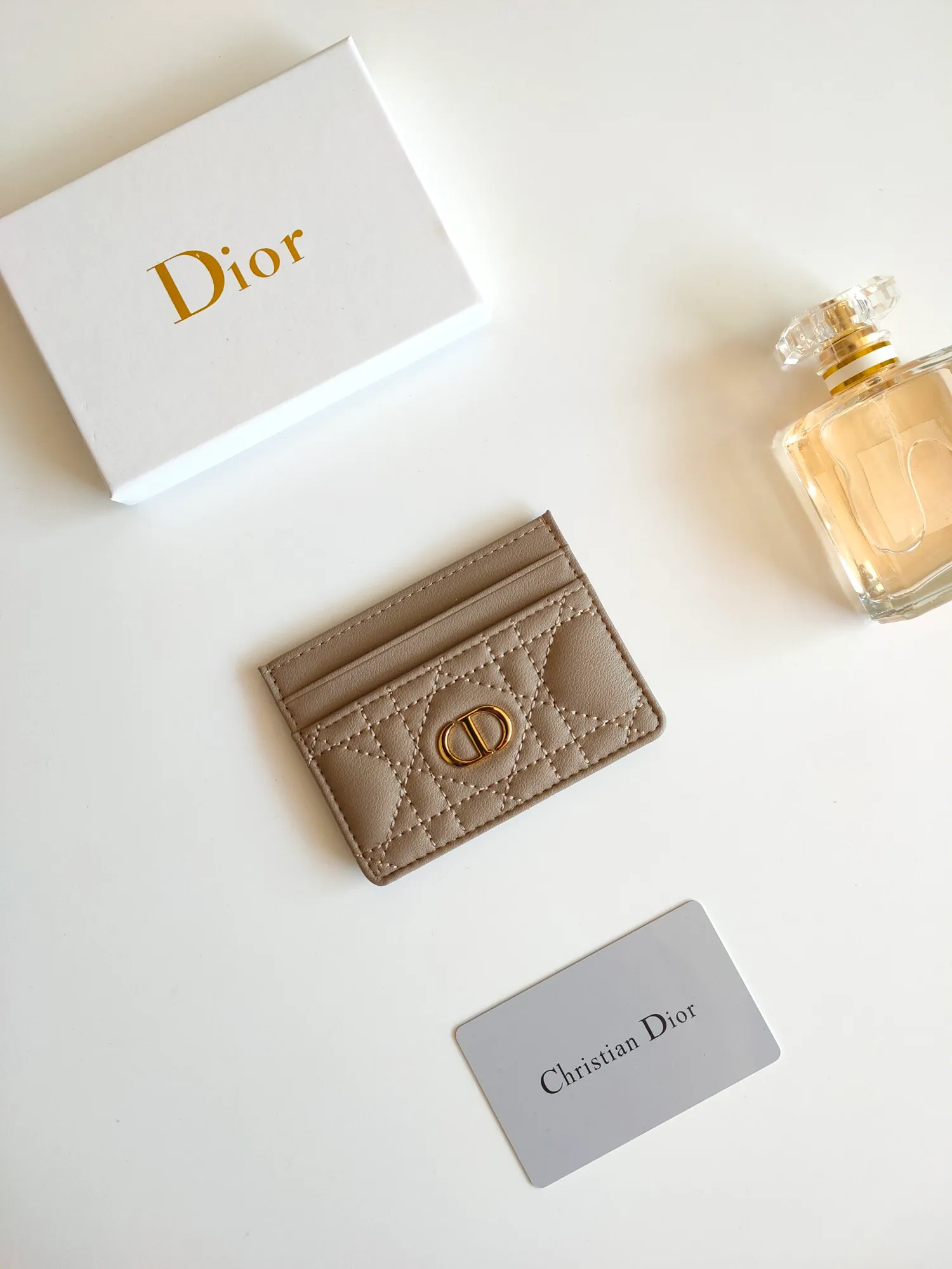 ￥110😍The Dior Caro five-compartment card holder is a new product this season, elegant and practical. Style number: S5130. Carefully crafted from soft cowhide, decorated with cannage pattern topstitching and embellished with the "CD" logo on the front. Elegant and sophisticated, it has five card slots and is suitable for various occasions. Size:10.5*7.5cm