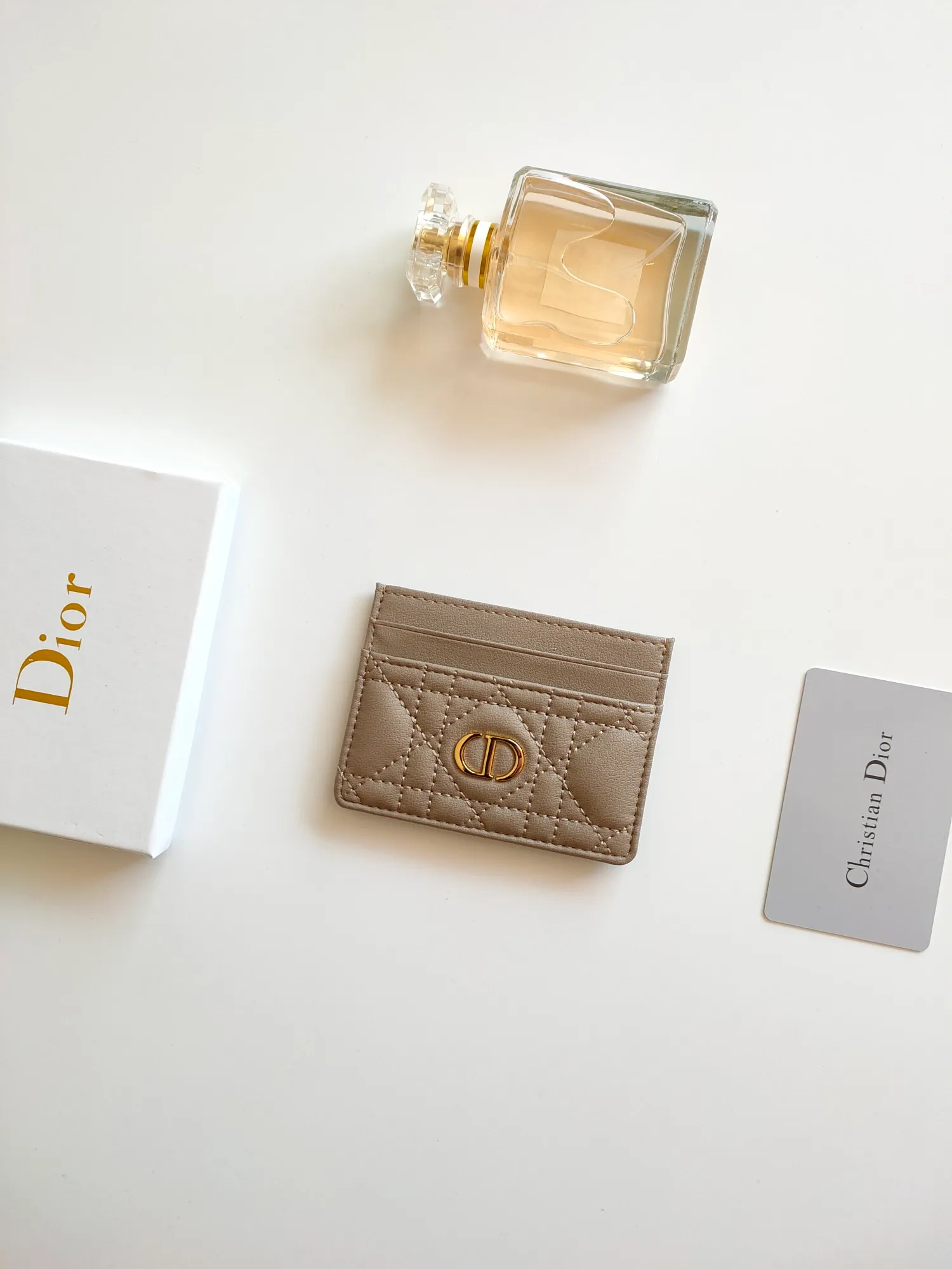￥110😍The Dior Caro five-compartment card holder is a new product this season, elegant and practical. Style number: S5130. Carefully crafted from soft cowhide, decorated with cannage pattern topstitching and embellished with the "CD" logo on the front. Elegant and sophisticated, it has five card slots and is suitable for various occasions. Size:10.5*7.5cm