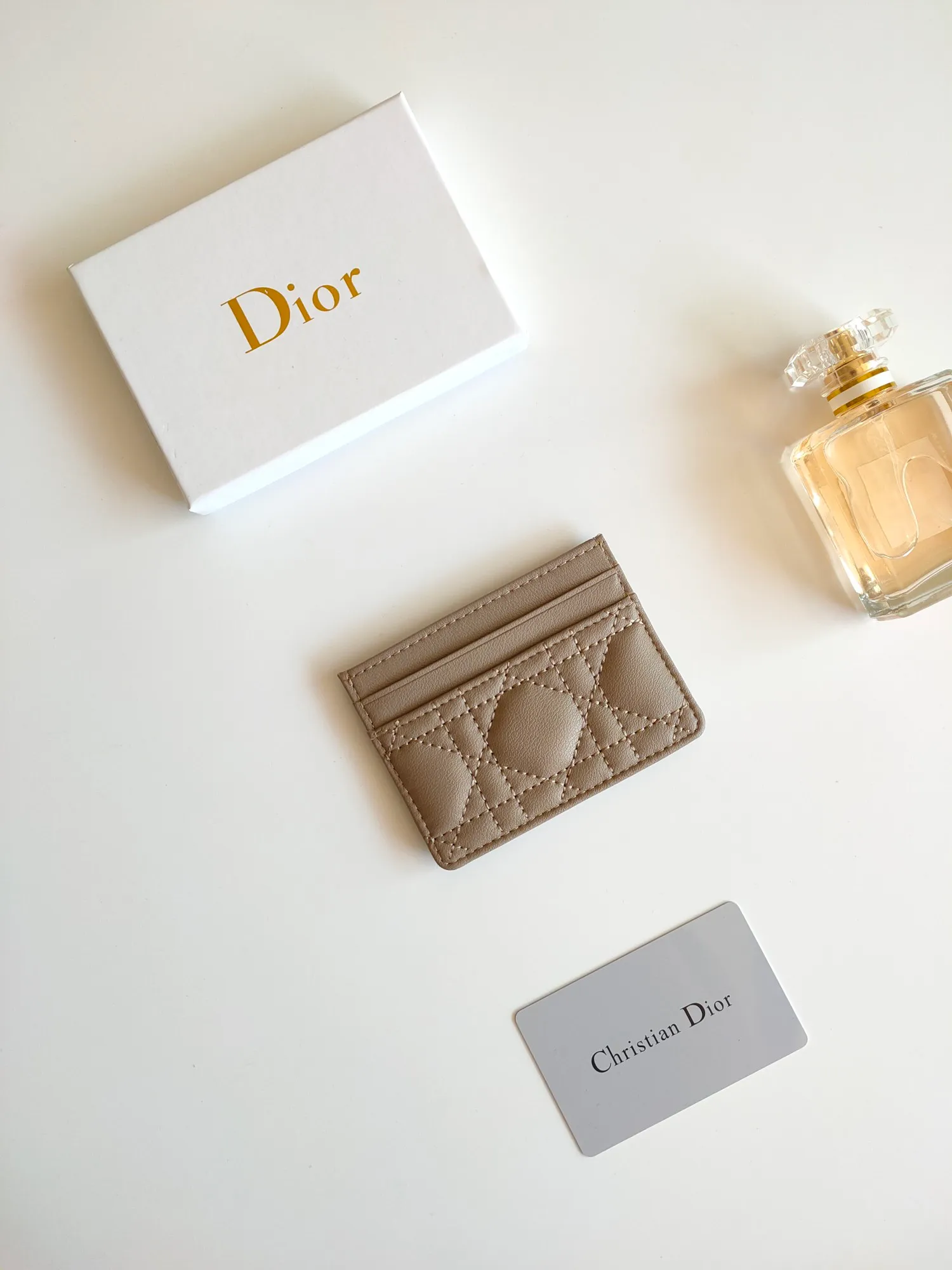 ￥110😍The Dior Caro five-compartment card holder is a new product this season, elegant and practical. Style number: S5130. Carefully crafted from soft cowhide, decorated with cannage pattern topstitching and embellished with the "CD" logo on the front. Elegant and sophisticated, it has five card slots and is suitable for various occasions. Size:10.5*7.5cm