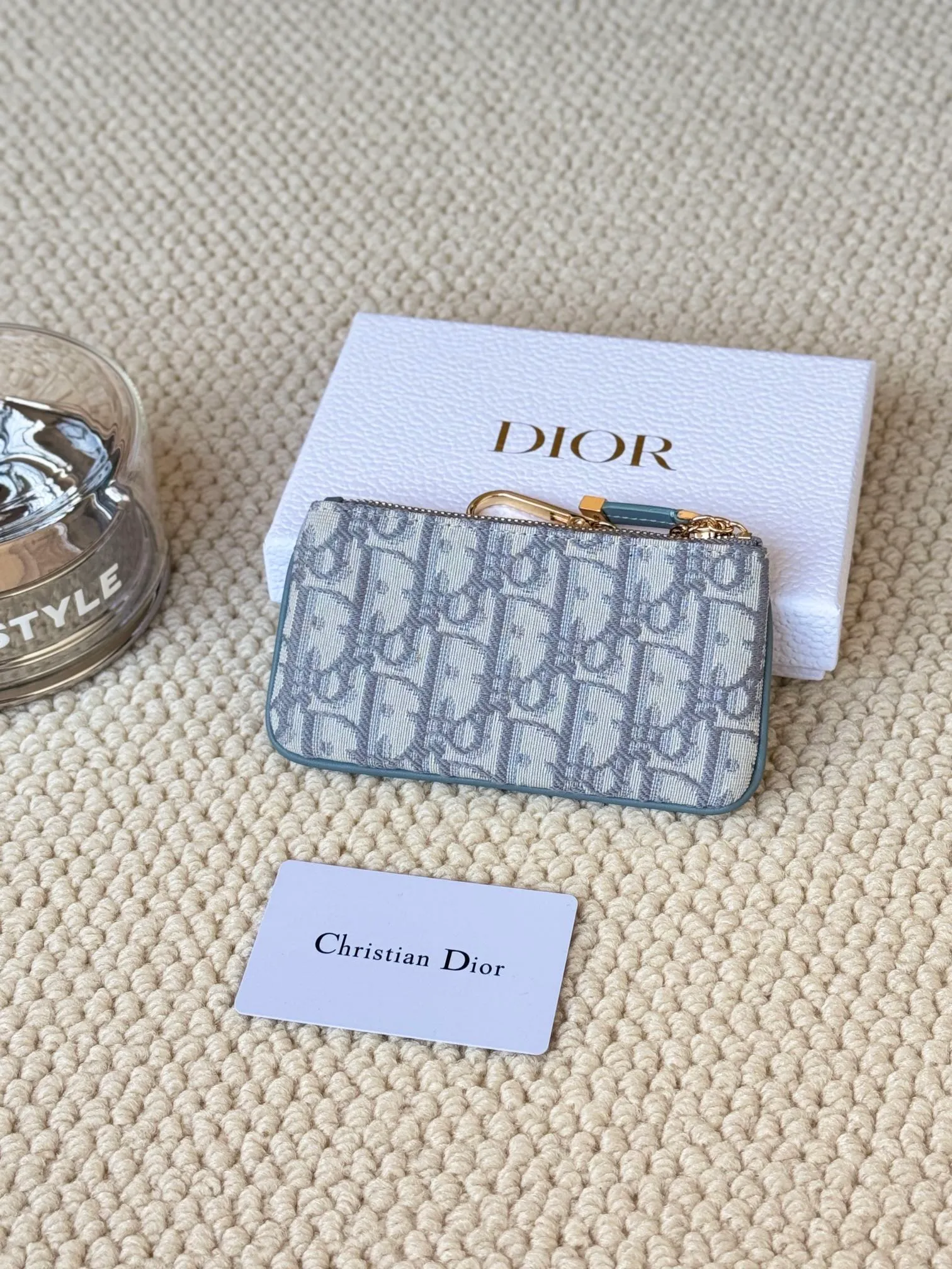 💰130 2024 Spring/Summer Coin Purse Key Bag Size: 14.5*7.6cm Model: S2177UWHC_M30G This Dior Caro card holder is elegant and practical. Made of soft CD fabric ➕cow leather, carefully crafted, elegant and refined. 30 Montaigne Glycine Coin Purse Key Case 🔑 Compact and practical, unique, it can store various daily necessities, suitable for various occasions, and can be matched with its 30Montaigne items. CD logo on front
